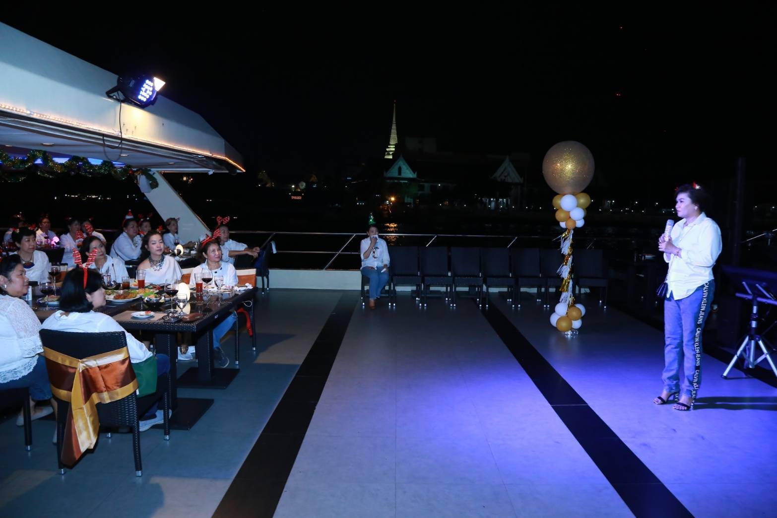 047 เมื่อวันที่ ๒๕ ธันวาคม ๒๕๖๒ นายกสมาคมภริยาฯ เป็นประธานจัดงานเลี้ยง ล่องเรือสำราญ รับประทานอาหารค่ำให้แก่คณะกรรมการสมาคมฯ และข้าราชการสำนักงานปลัดกระทรวงกลาโหม ณ เรือสำราญ เจ้าพระยาปริ้นเซส ๖