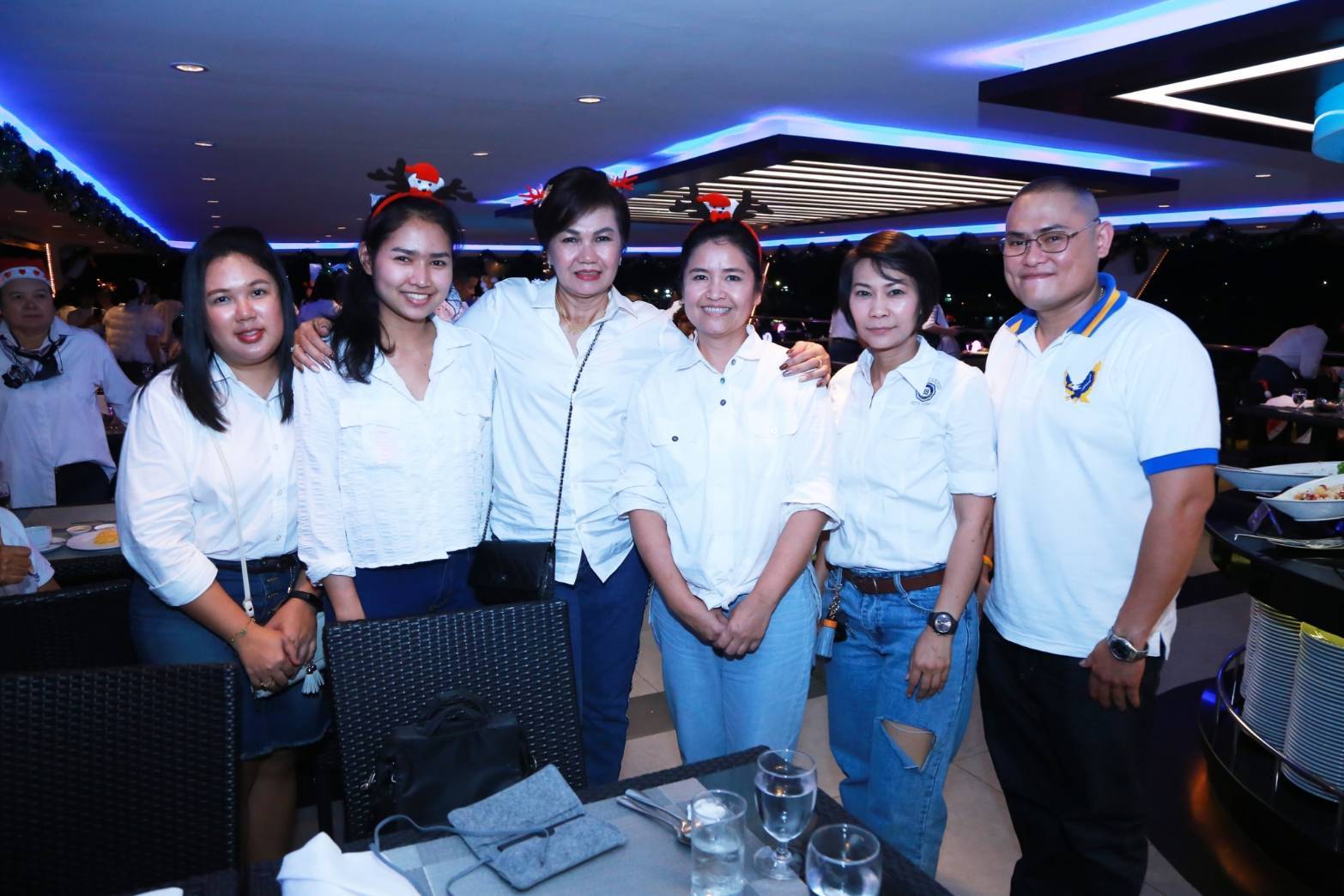 047 เมื่อวันที่ ๒๕ ธันวาคม ๒๕๖๒ นายกสมาคมภริยาฯ เป็นประธานจัดงานเลี้ยง ล่องเรือสำราญ รับประทานอาหารค่ำให้แก่คณะกรรมการสมาคมฯ และข้าราชการสำนักงานปลัดกระทรวงกลาโหม ณ เรือสำราญ เจ้าพระยาปริ้นเซส ๖