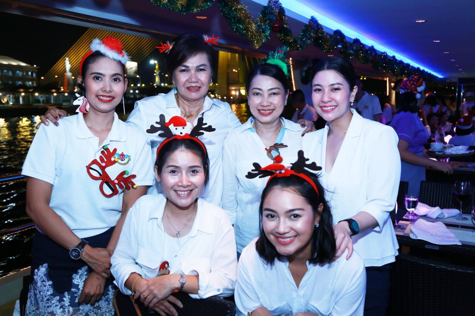 047 เมื่อวันที่ ๒๕ ธันวาคม ๒๕๖๒ นายกสมาคมภริยาฯ เป็นประธานจัดงานเลี้ยง ล่องเรือสำราญ รับประทานอาหารค่ำให้แก่คณะกรรมการสมาคมฯ และข้าราชการสำนักงานปลัดกระทรวงกลาโหม ณ เรือสำราญ เจ้าพระยาปริ้นเซส ๖
