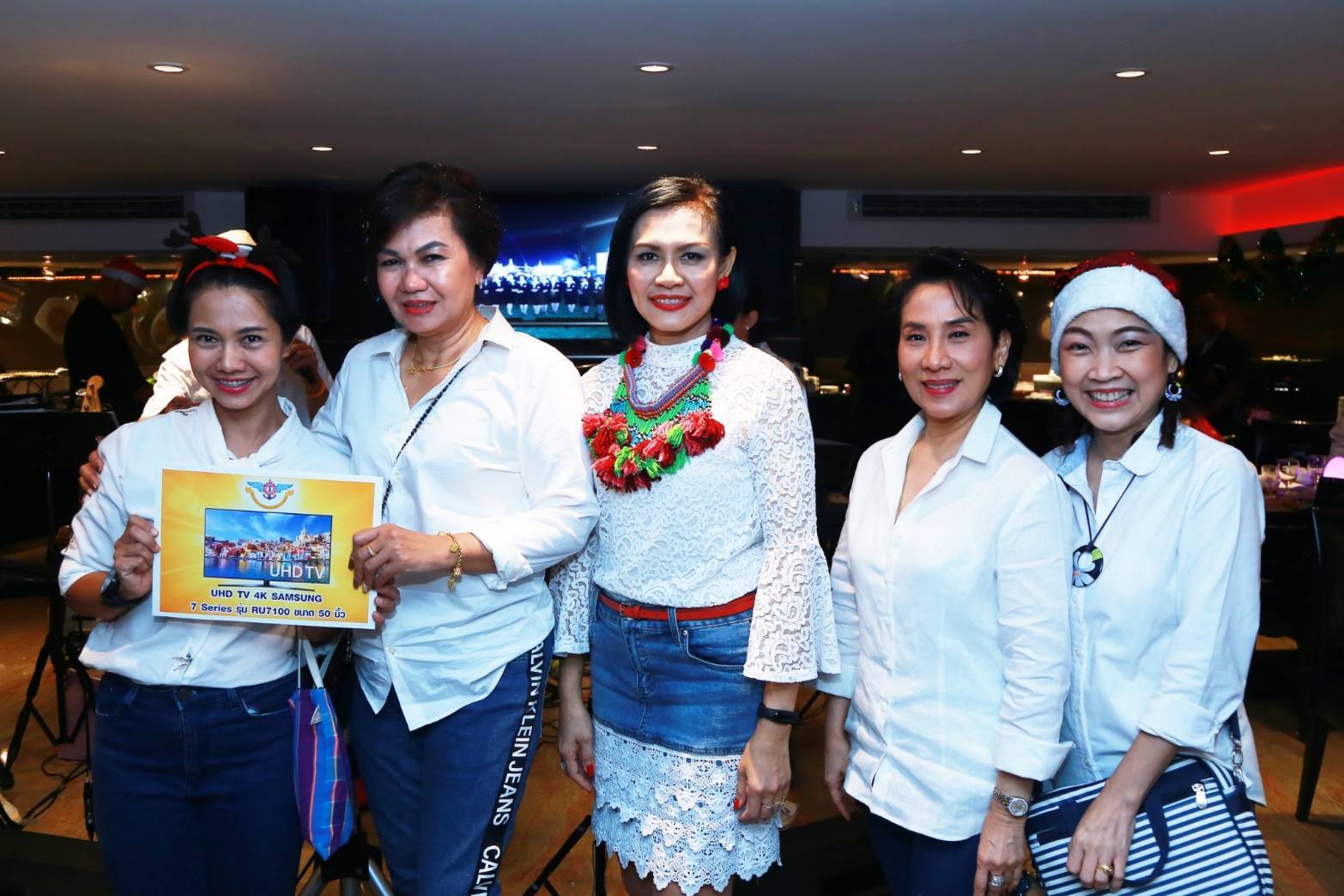 047 เมื่อวันที่ ๒๕ ธันวาคม ๒๕๖๒ นายกสมาคมภริยาฯ เป็นประธานจัดงานเลี้ยง ล่องเรือสำราญ รับประทานอาหารค่ำให้แก่คณะกรรมการสมาคมฯ และข้าราชการสำนักงานปลัดกระทรวงกลาโหม ณ เรือสำราญ เจ้าพระยาปริ้นเซส ๖