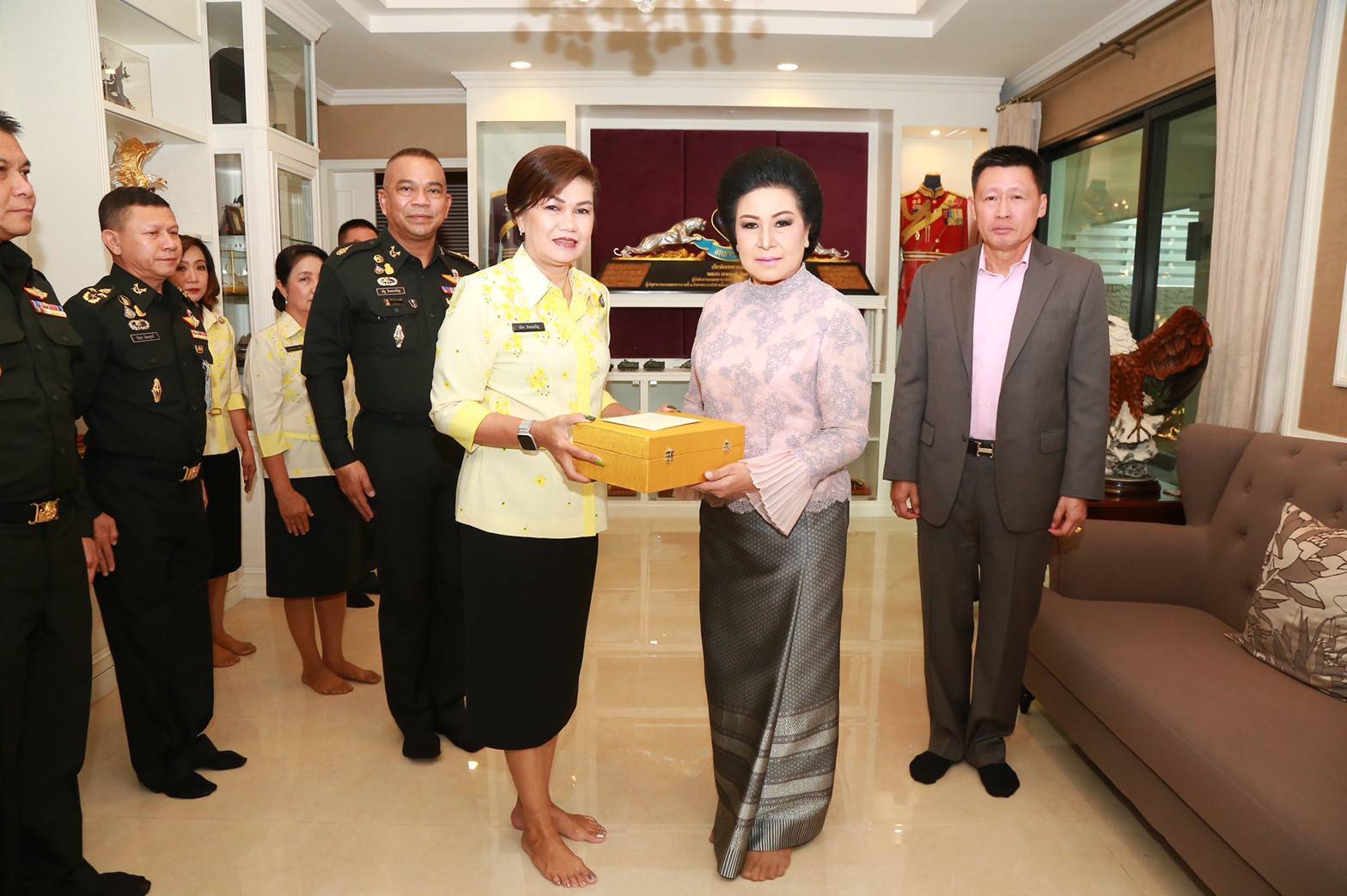 053 เมื่อวันที่ ๗ มกราคม ๒๕๖๓ นายกสมาคมภริยาฯ ร่วมคณะ พลเอก ณัฐ อินทรเจริญ ปลัดกระทรวงกลาโหม เข้าอำนวยพรและขอรับพร พลเอก เทพพงศ์ ทิพยจันทร์ อดีตปลัดกระทรวงกลาโหม และคุณนริศรา ทิพยจันทร์ อดีตนายกสมาคมฯ เนื่องในโอกาสวันขึ้นปีใหม่ พุทธศักราช ๒๕๖๓ ณ บ้านพักเขตดุสิต กรุงเทพฯ