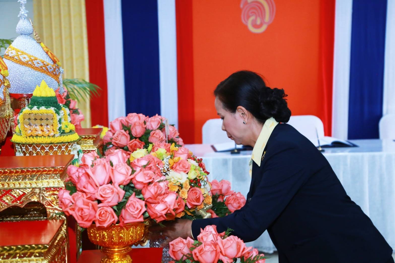 056 เมื่อวันพุธที่ ๘ มกราคม ๒๕๖๓ คุณกาญจนา พิพิธวณิชการ เป็นผู้แทนนายกสมาคมภริยาข้าราชการสำนักงานปลัดกระทรวงกลาโหม พร้อมด้วยคณะกรรมการสมาคมฯ ถวายแจกันดอกไม้ และลงนามถวายพระพร เนื่องในวันคล้ายวันประสูติ สมเด็จพระเจ้าลูกเธอ เจ้าฟ้าสิริวัณณวรี นารีรัตนราชกัญญา ณ วังศุโขทัย