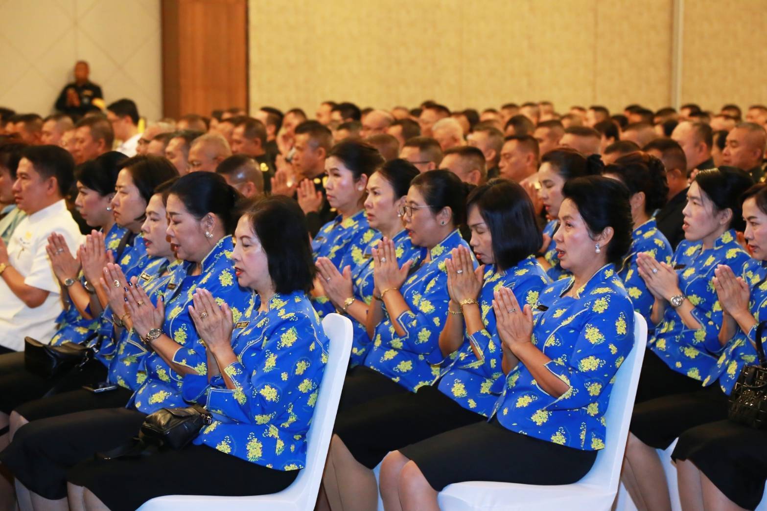 057 เมื่อวันที่ ๙ มกราคม ๒๕๖๓ นายกสมาคมภริยาฯ พร้อมด้วยคณะกรรมการฯ ร่วมพิธีเจริญพระพุทธมนต์ และฟังธรรมในเทศกาลวันขึ้นปีใหม่ พุทธศักราช ๒๕๖๓ ณ ห้องสนามไชย ๑ อาคารอเนกประสงค์ สำนักงานปลัดกระทรวงกลาโหม พื้นที่ศรีสมาน