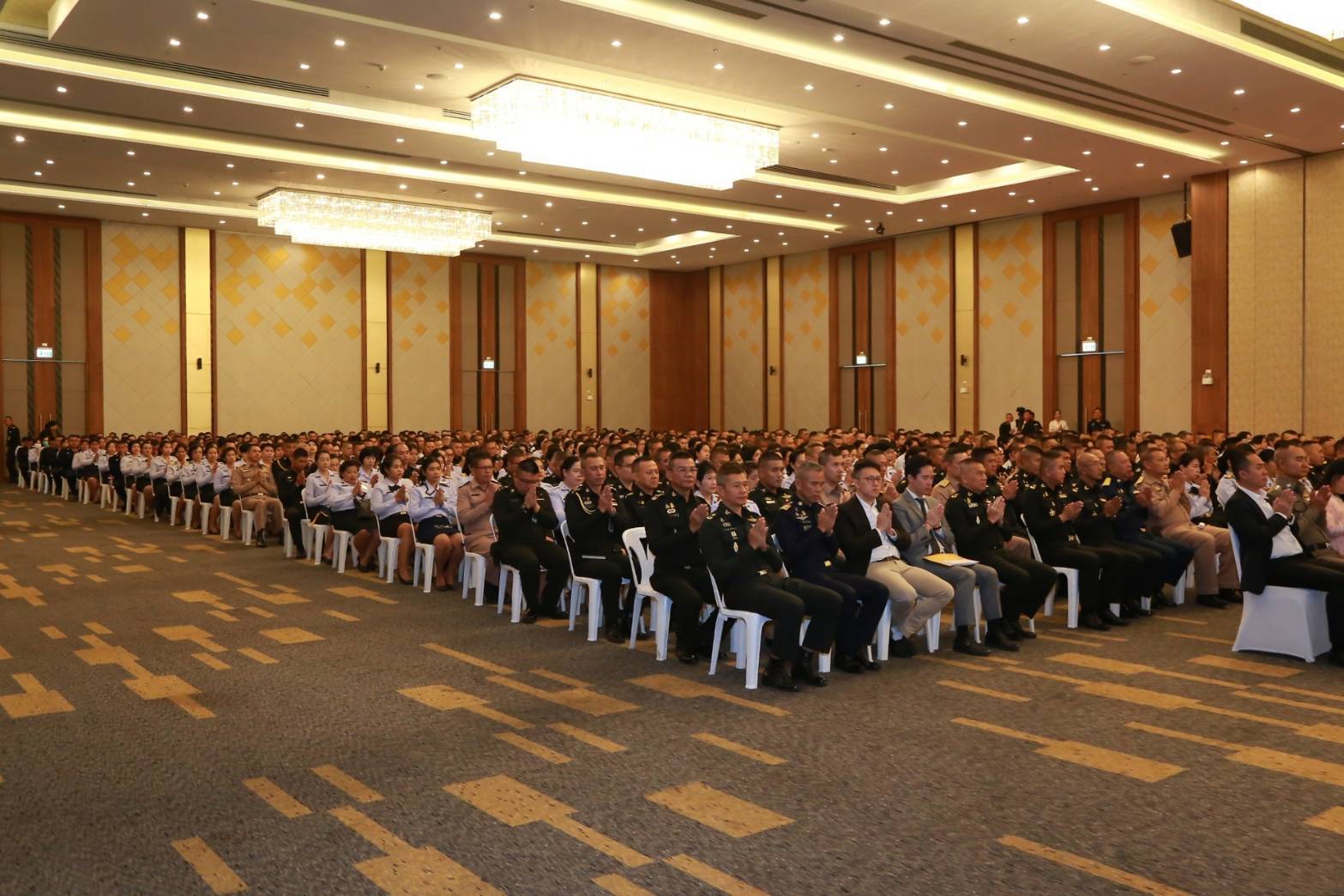057 เมื่อวันที่ ๙ มกราคม ๒๕๖๓ นายกสมาคมภริยาฯ พร้อมด้วยคณะกรรมการฯ ร่วมพิธีเจริญพระพุทธมนต์ และฟังธรรมในเทศกาลวันขึ้นปีใหม่ พุทธศักราช ๒๕๖๓ ณ ห้องสนามไชย ๑ อาคารอเนกประสงค์ สำนักงานปลัดกระทรวงกลาโหม พื้นที่ศรีสมาน