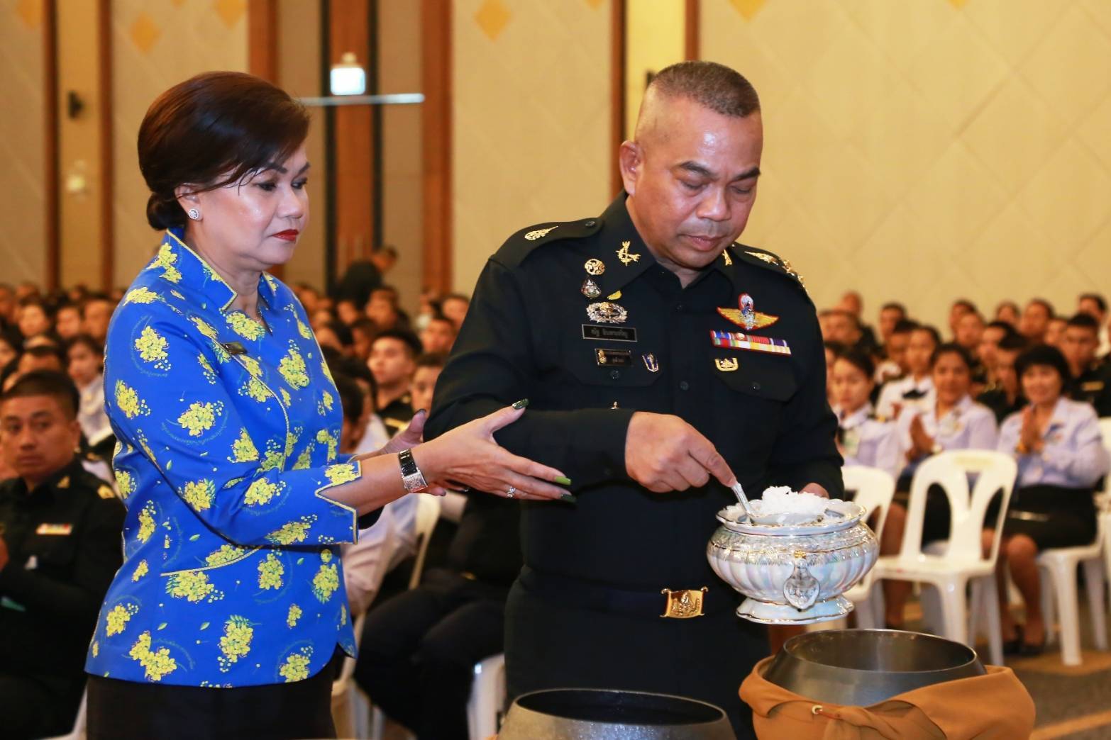 057 เมื่อวันที่ ๙ มกราคม ๒๕๖๓ นายกสมาคมภริยาฯ พร้อมด้วยคณะกรรมการฯ ร่วมพิธีเจริญพระพุทธมนต์ และฟังธรรมในเทศกาลวันขึ้นปีใหม่ พุทธศักราช ๒๕๖๓ ณ ห้องสนามไชย ๑ อาคารอเนกประสงค์ สำนักงานปลัดกระทรวงกลาโหม พื้นที่ศรีสมาน