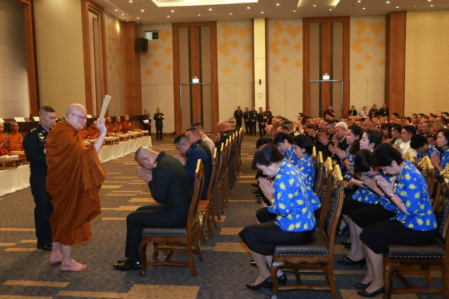 057 เมื่อวันที่ ๙ มกราคม ๒๕๖๓ นายกสมาคมภริยาฯ พร้อมด้วยคณะกรรมการฯ ร่วมพิธีเจริญพระพุทธมนต์ และฟังธรรมในเทศกาลวันขึ้นปีใหม่ พุทธศักราช ๒๕๖๓ ณ ห้องสนามไชย ๑ อาคารอเนกประสงค์ สำนักงานปลัดกระทรวงกลาโหม พื้นที่ศรีสมาน