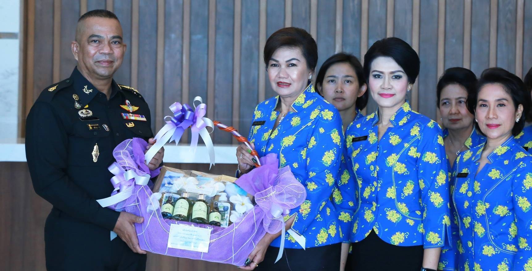 057 เมื่อวันที่ ๙ มกราคม ๒๕๖๓ นายกสมาคมภริยาฯ พร้อมด้วยคณะกรรมการฯ ร่วมพิธีเจริญพระพุทธมนต์ และฟังธรรมในเทศกาลวันขึ้นปีใหม่ พุทธศักราช ๒๕๖๓ ณ ห้องสนามไชย ๑ อาคารอเนกประสงค์ สำนักงานปลัดกระทรวงกลาโหม พื้นที่ศรีสมาน