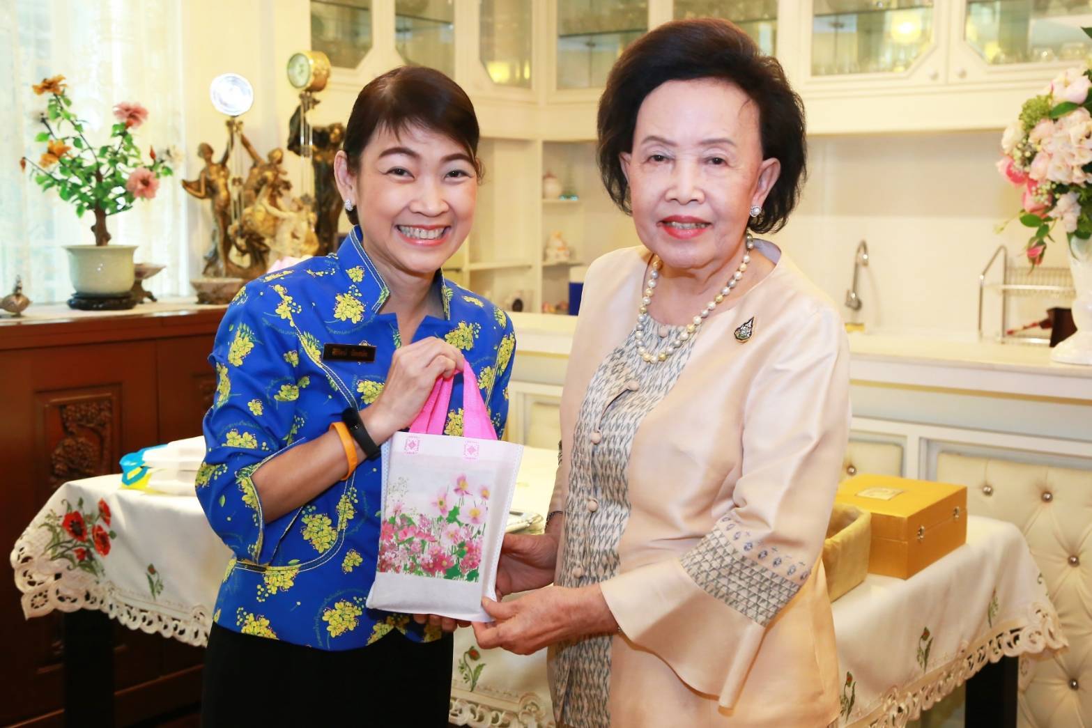 058 เมื่อวันที่ ๙ มกราคม ๒๕๖๓ นายกสมาคมภริยาฯ พร้อมด้วยคณะกรรมการฯ เข้าอำนวยพรและขอรับพร คุณหญิงแสงเดือน ณ นคร ประธานมูลนิธิสงเคราะห์ครอบครัวทหารผ่านศึก เนื่องในโอกาสวันขึ้นปีใหม่ พุทธศักราช ๒๕๖๓ ณ บ้านพักเขตพญาไท กรุงเทพฯ