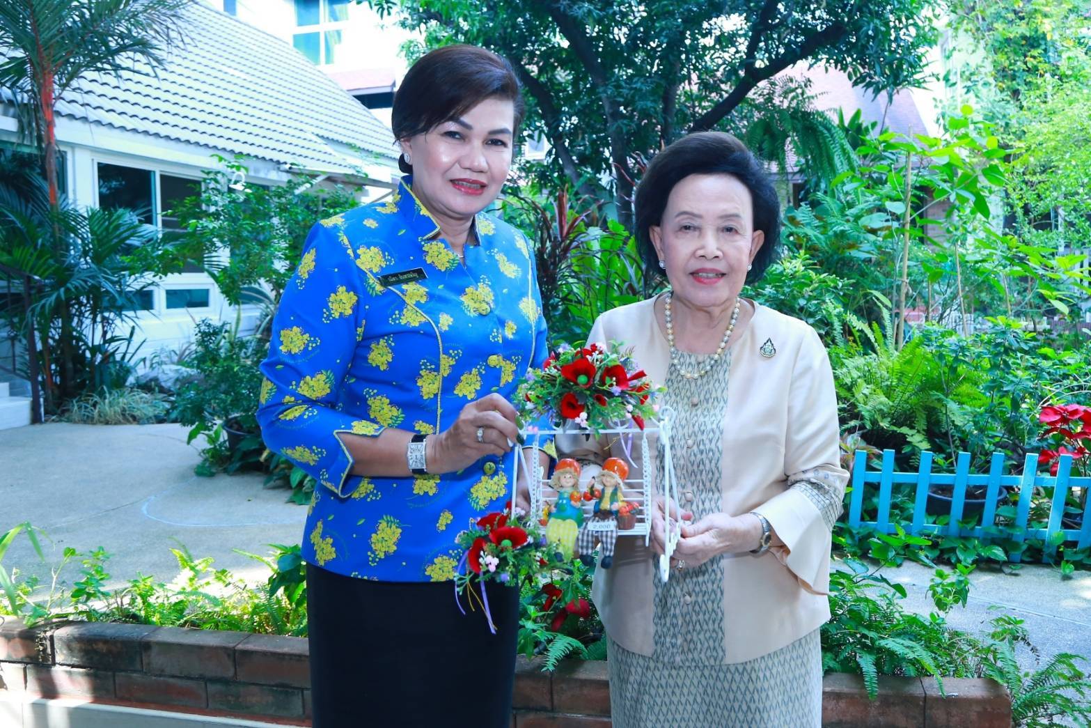 058 เมื่อวันที่ ๙ มกราคม ๒๕๖๓ นายกสมาคมภริยาฯ พร้อมด้วยคณะกรรมการฯ เข้าอำนวยพรและขอรับพร คุณหญิงแสงเดือน ณ นคร ประธานมูลนิธิสงเคราะห์ครอบครัวทหารผ่านศึก เนื่องในโอกาสวันขึ้นปีใหม่ พุทธศักราช ๒๕๖๓ ณ บ้านพักเขตพญาไท กรุงเทพฯ