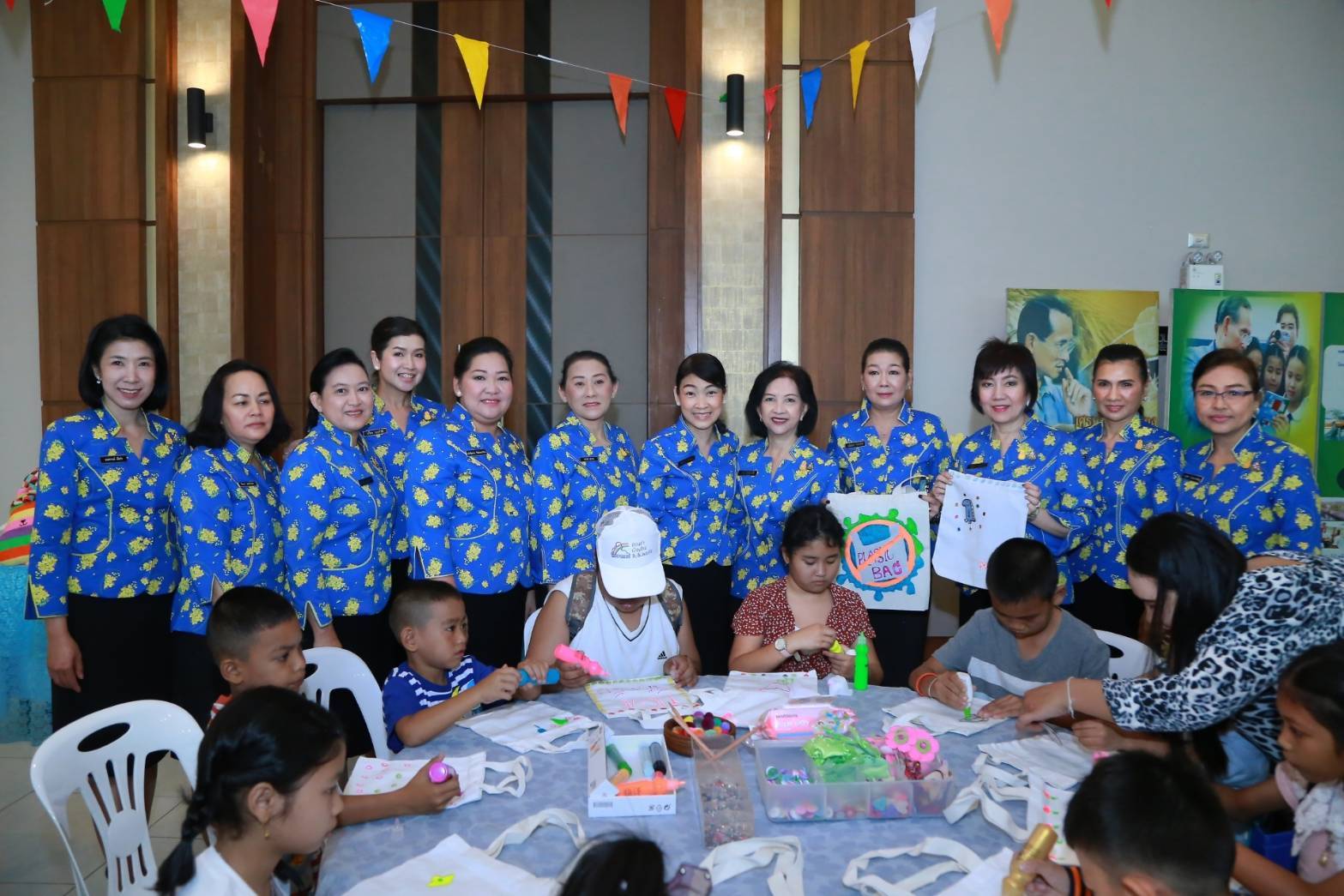 059 เมื่อวันที่ ๑๑ มกราคม ๒๕๖๓ นายกสมาคมภริยาฯ พร้อมด้วยคณะกรรมการฯ ร่วมกิจกรรมวันเด็กแห่งชาติ ประจำปี ๒๕๖๓ ณ อาคารอเนกประสงค์ สำนักงานปลัดกระทรวงกลาโหม พื้นที่ศรีสมาน