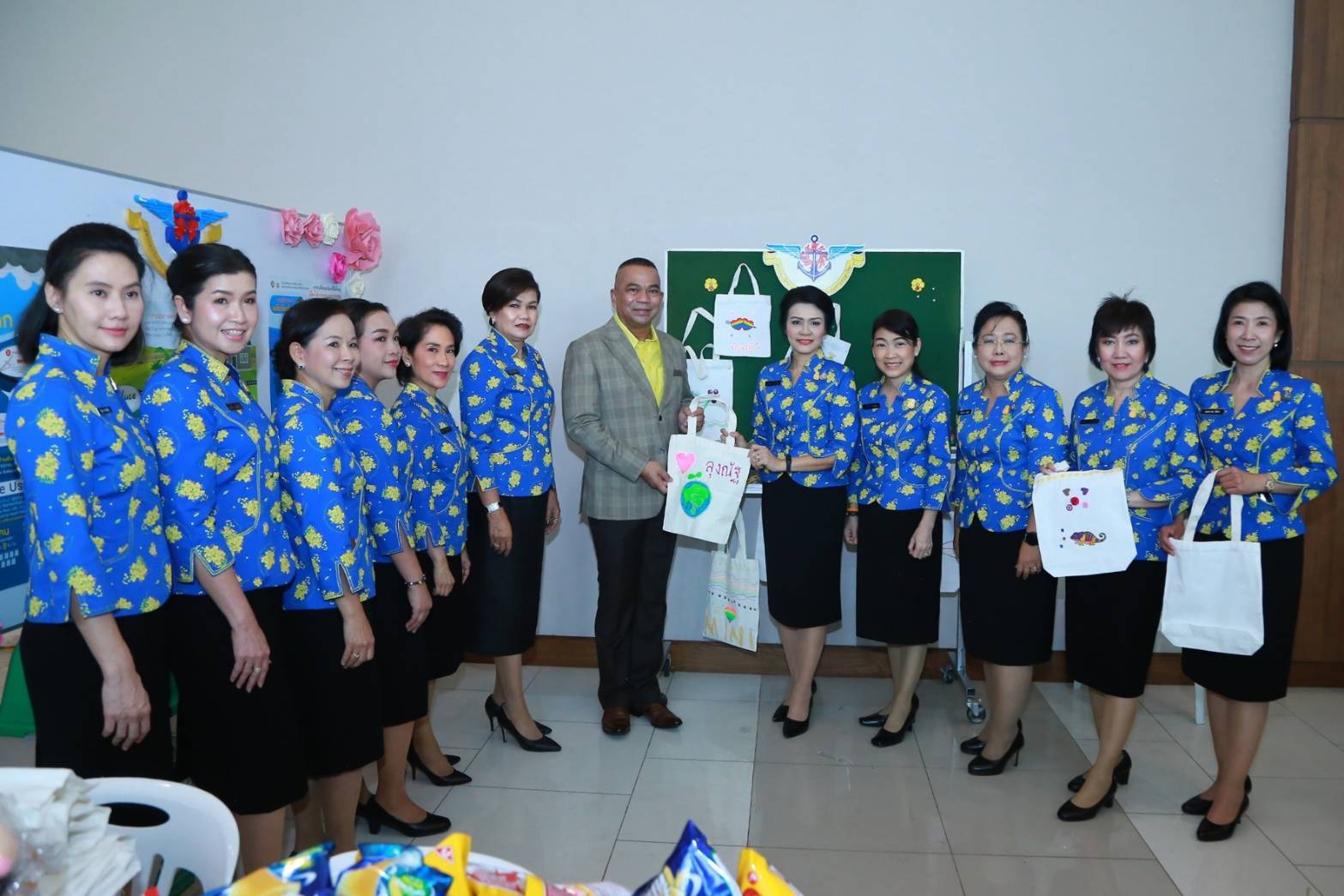 059 เมื่อวันที่ ๑๑ มกราคม ๒๕๖๓ นายกสมาคมภริยาฯ พร้อมด้วยคณะกรรมการฯ ร่วมกิจกรรมวันเด็กแห่งชาติ ประจำปี ๒๕๖๓ ณ อาคารอเนกประสงค์ สำนักงานปลัดกระทรวงกลาโหม พื้นที่ศรีสมาน