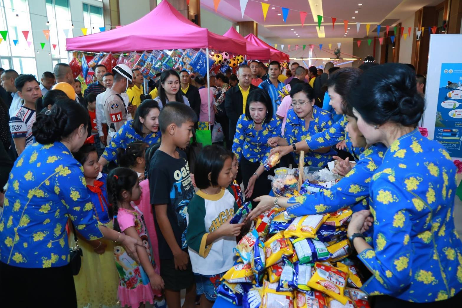 059 เมื่อวันที่ ๑๑ มกราคม ๒๕๖๓ นายกสมาคมภริยาฯ พร้อมด้วยคณะกรรมการฯ ร่วมกิจกรรมวันเด็กแห่งชาติ ประจำปี ๒๕๖๓ ณ อาคารอเนกประสงค์ สำนักงานปลัดกระทรวงกลาโหม พื้นที่ศรีสมาน