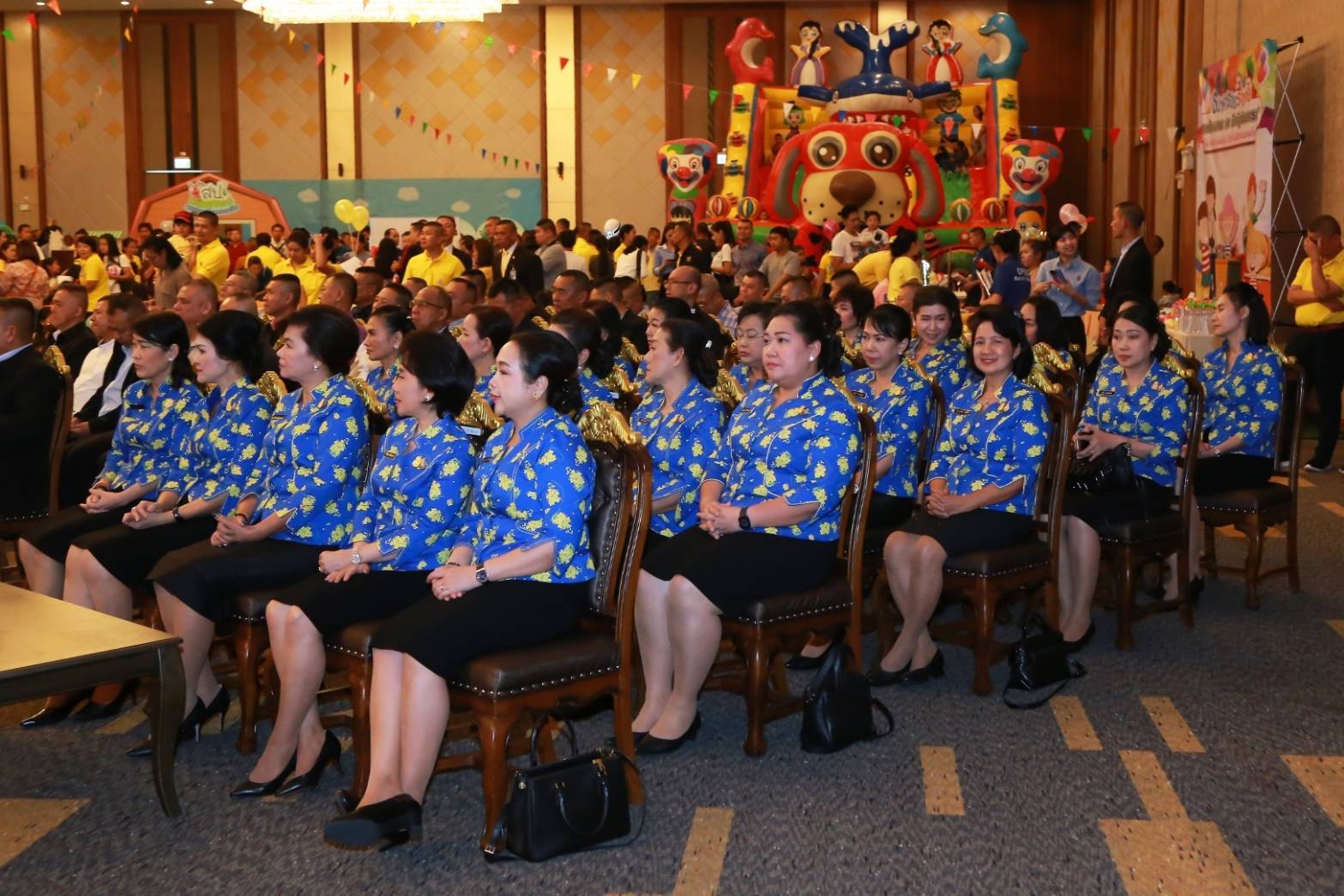 059 เมื่อวันที่ ๑๑ มกราคม ๒๕๖๓ นายกสมาคมภริยาฯ พร้อมด้วยคณะกรรมการฯ ร่วมกิจกรรมวันเด็กแห่งชาติ ประจำปี ๒๕๖๓ ณ อาคารอเนกประสงค์ สำนักงานปลัดกระทรวงกลาโหม พื้นที่ศรีสมาน