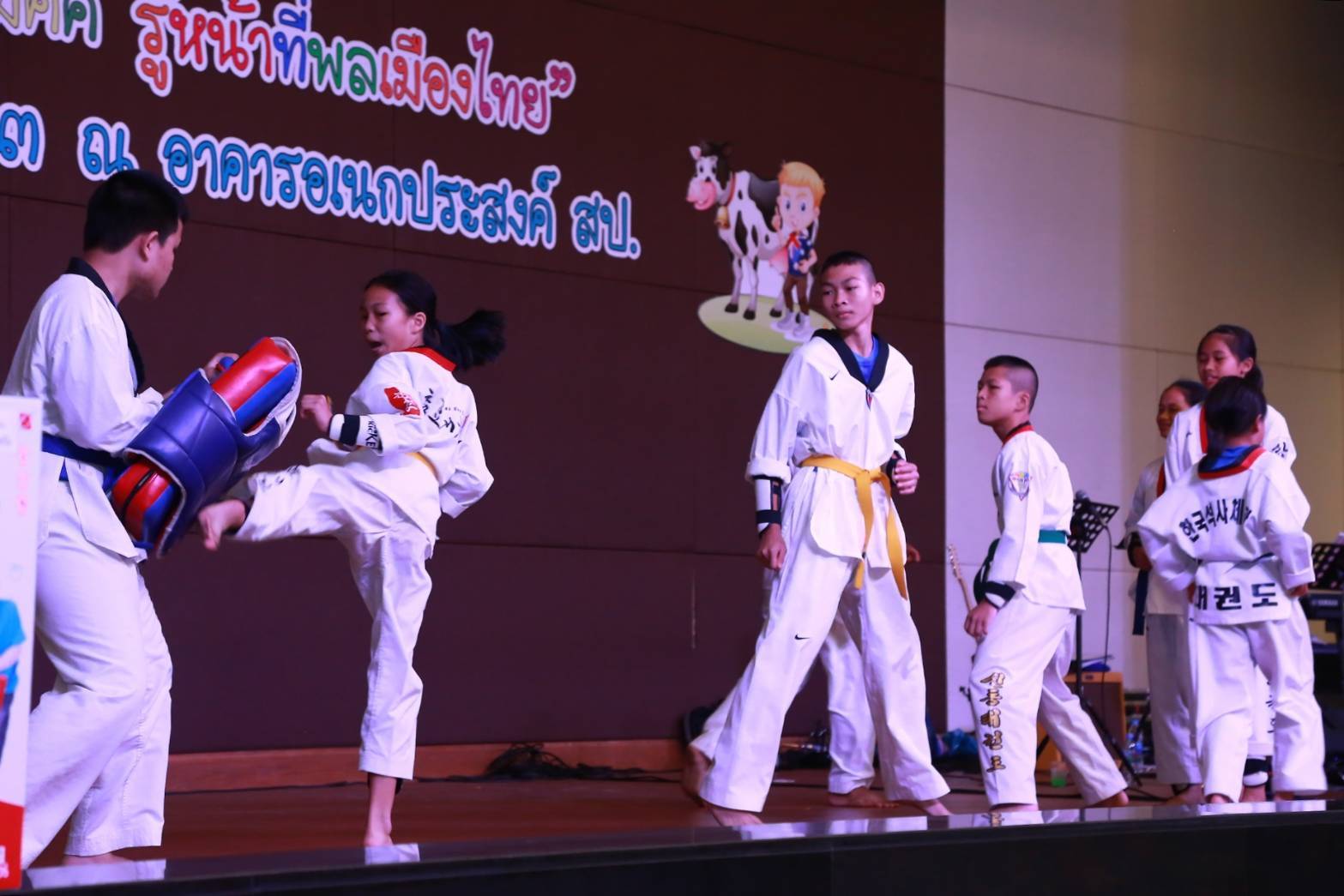 059 เมื่อวันที่ ๑๑ มกราคม ๒๕๖๓ นายกสมาคมภริยาฯ พร้อมด้วยคณะกรรมการฯ ร่วมกิจกรรมวันเด็กแห่งชาติ ประจำปี ๒๕๖๓ ณ อาคารอเนกประสงค์ สำนักงานปลัดกระทรวงกลาโหม พื้นที่ศรีสมาน