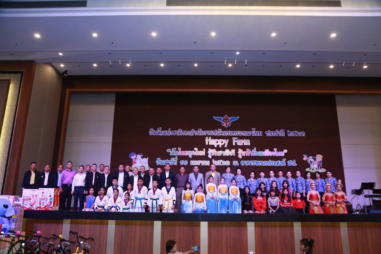 059 เมื่อวันที่ ๑๑ มกราคม ๒๕๖๓ นายกสมาคมภริยาฯ พร้อมด้วยคณะกรรมการฯ ร่วมกิจกรรมวันเด็กแห่งชาติ ประจำปี ๒๕๖๓ ณ อาคารอเนกประสงค์ สำนักงานปลัดกระทรวงกลาโหม พื้นที่ศรีสมาน