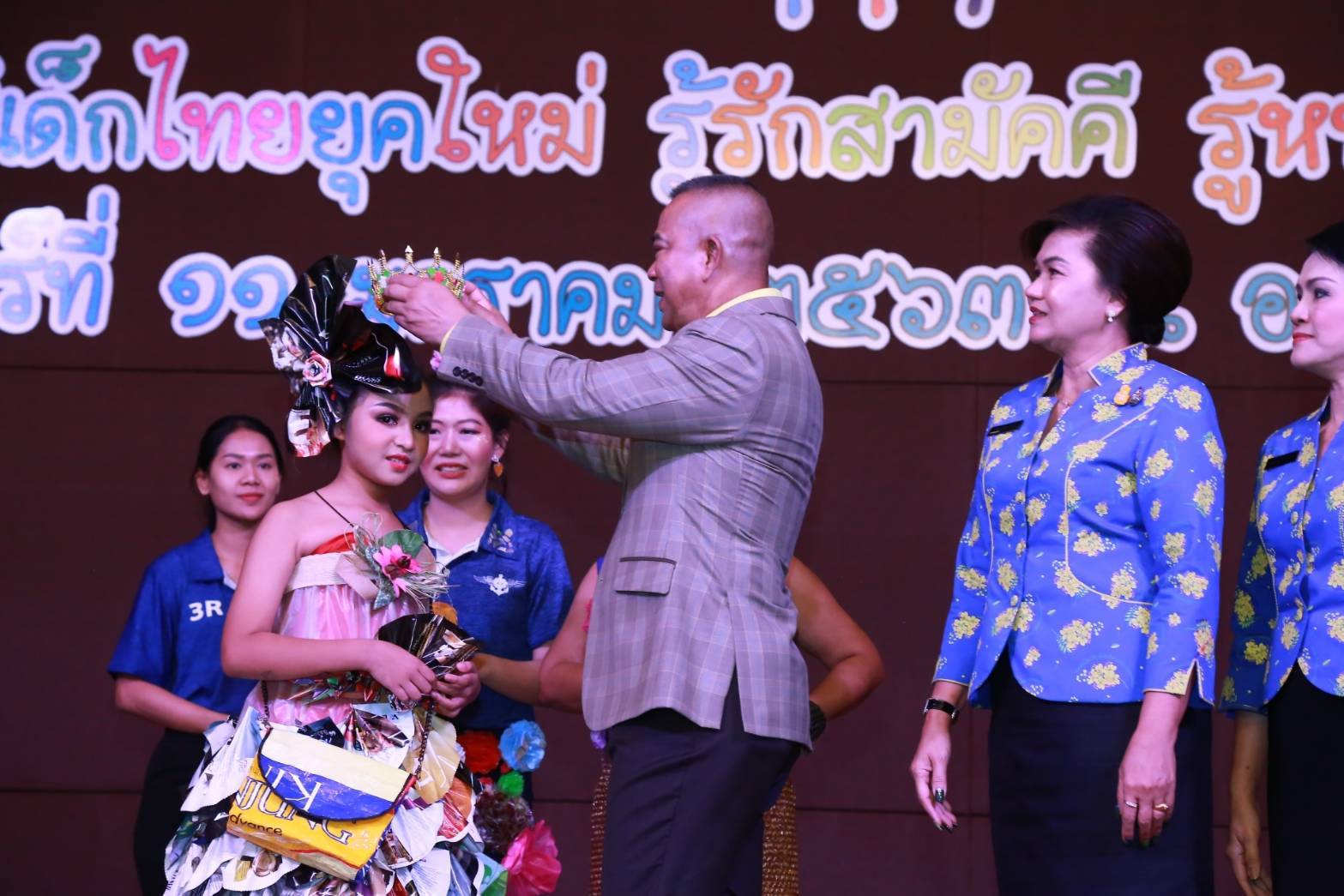 059 เมื่อวันที่ ๑๑ มกราคม ๒๕๖๓ นายกสมาคมภริยาฯ พร้อมด้วยคณะกรรมการฯ ร่วมกิจกรรมวันเด็กแห่งชาติ ประจำปี ๒๕๖๓ ณ อาคารอเนกประสงค์ สำนักงานปลัดกระทรวงกลาโหม พื้นที่ศรีสมาน