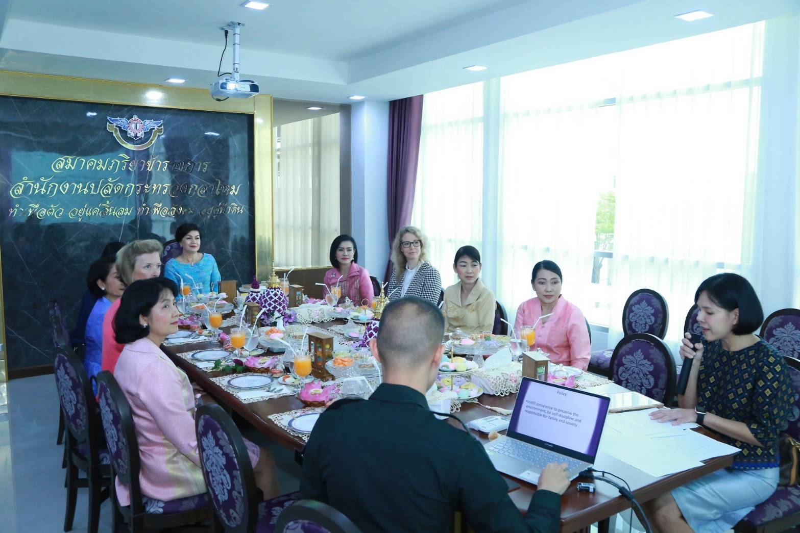 060 เมื่อวันที่ ๑๔ มกราคม ๒๕๖๓ นายกสมาคมภริยาฯ พร้อมด้วยคณะกรรมการฯ ให้การต้อนรับ Mrs.Nunta...