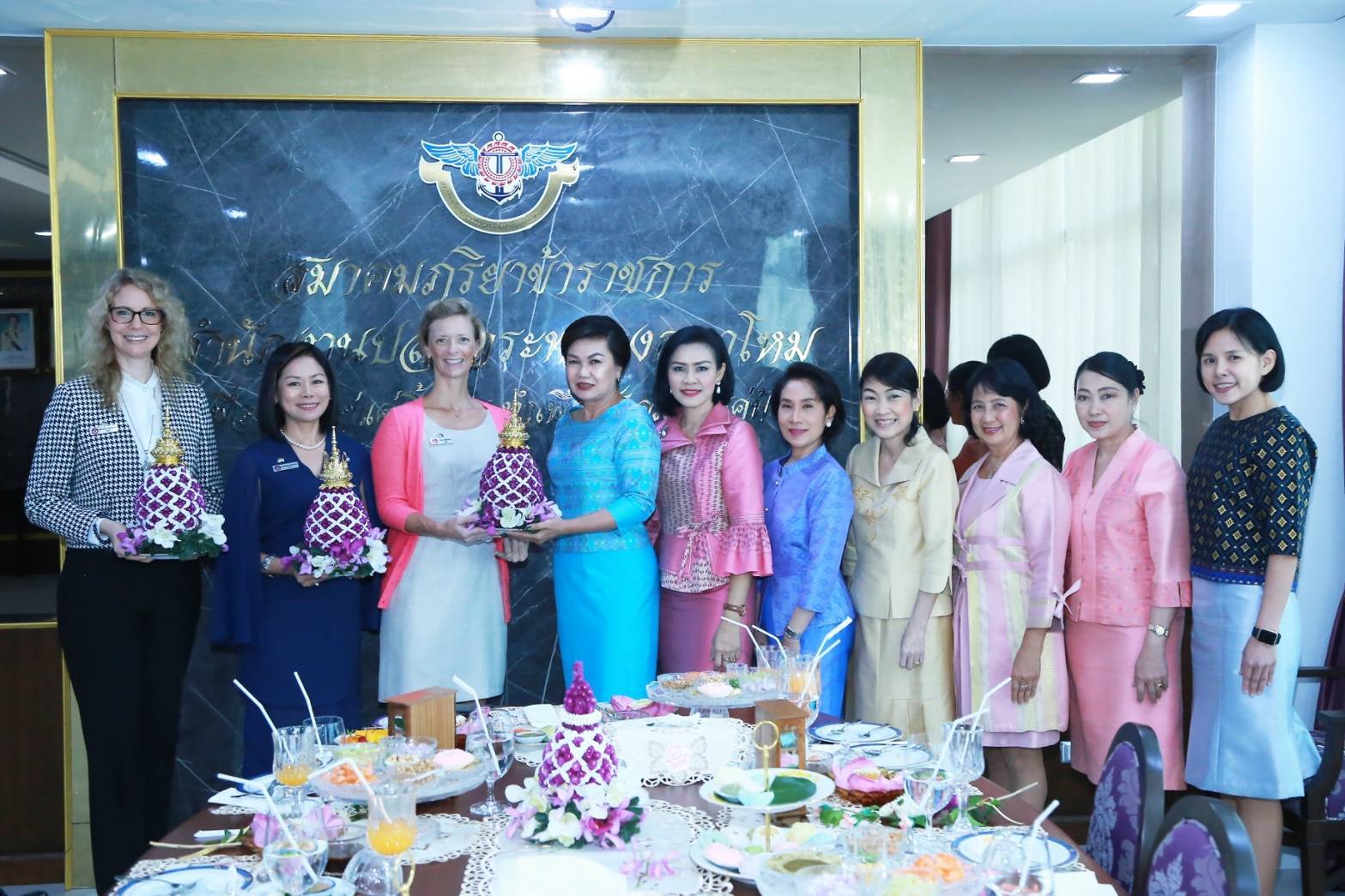 060 เมื่อวันที่ ๑๔ มกราคม ๒๕๖๓ นายกสมาคมภริยาฯ พร้อมด้วยคณะกรรมการฯ ให้การต้อนรับ Mrs.Nuntalux Redmon Spouse of the Army Attache, Embassy of the U.S.A.และคณะ เข้าเยี่ยมคารวะและแนะนำตัวในโอกาสเข้ารับตำแหน่งใหม่ ณ ที่ทำการสมาคมภริยาฯ (พื้นที่ศรีสมาน) จ.นนทบุรี