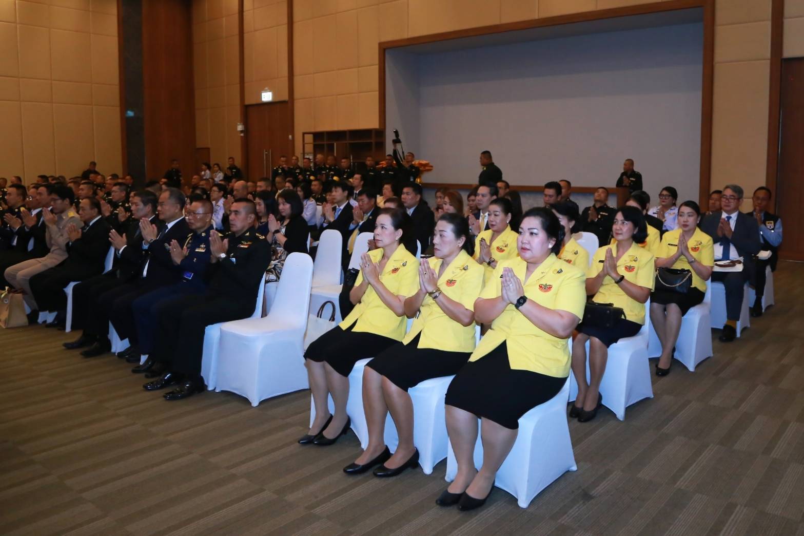 061 เมื่อวันที่ ๑๕ มกราคม ๒๕๖๓ นายกสมาคมภริยาฯ พร้อมด้วยคณะกรรมการฯ ร่วมงานวันคล้ายวันสถาปนาศูนย์อุตสาหกรรมป้องกันประเทศและพลังงานทหาร ครบรอบปีที่ ๒๙ ณ ห้องสนามไชย ๒ อาคารอเนกประสงค์ สำนักงานปลัดกระทรวงกลาโหม (พื้นที่ศรีสมาน)