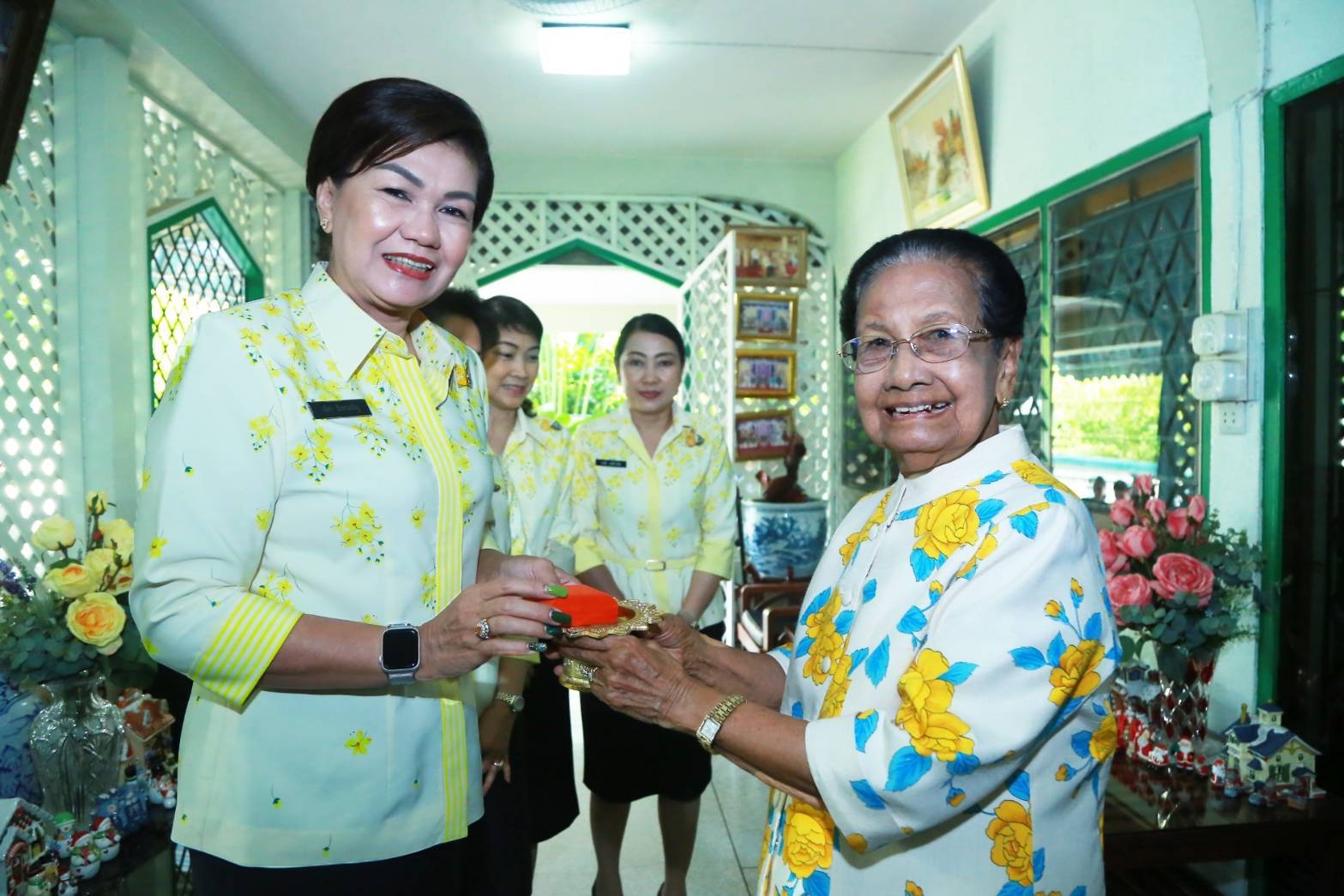 062 เมื่อวันที่ ๑๖ มกราคม ๒๕๖๓ นายกสมาคมภริยาฯ พร้อมด้วยคณะกรรมการฯ เข้าอำนวยพร และขอรับพร จาก คุณหญิงจวบ จิรโรจน์ ภริยา พลเอก สิทธิ จิรโรจน์ อดีตปลัดกระทรวงกลาโหม เนื่องในโอกาสวันขึ้นปีใหม่ พุทธศักราช ๒๕๖๓ ณ บ้านพัก เขตหลักสี่ กรุงเทพมหานคร