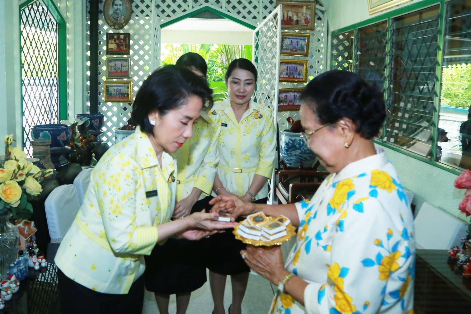 062 เมื่อวันที่ ๑๖ มกราคม ๒๕๖๓ นายกสมาคมภริยาฯ พร้อมด้วยคณะกรรมการฯ เข้าอำนวยพร และขอรับพร จาก คุณหญิงจวบ จิรโรจน์ ภริยา พลเอก สิทธิ จิรโรจน์ อดีตปลัดกระทรวงกลาโหม เนื่องในโอกาสวันขึ้นปีใหม่ พุทธศักราช ๒๕๖๓ ณ บ้านพัก เขตหลักสี่ กรุงเทพมหานคร