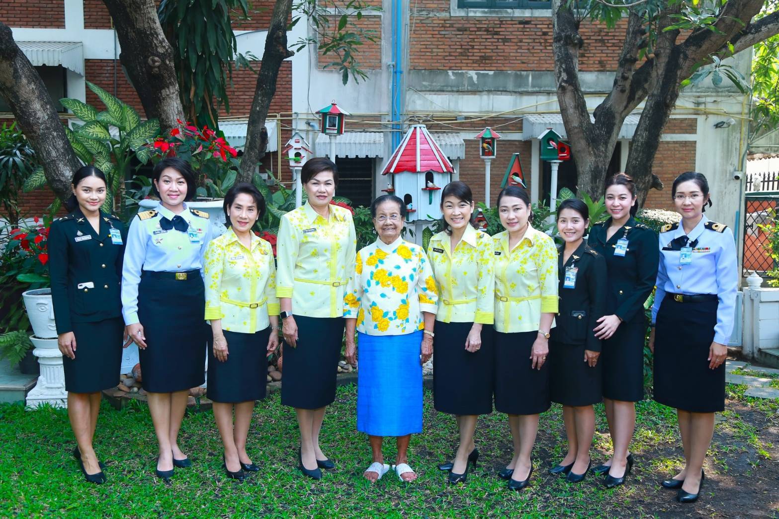 062 เมื่อวันที่ ๑๖ มกราคม ๒๕๖๓ นายกสมาคมภริยาฯ พร้อมด้วยคณะกรรมการฯ เข้าอำนวยพร และขอรับพร จาก คุณหญิงจวบ จิรโรจน์ ภริยา พลเอก สิทธิ จิรโรจน์ อดีตปลัดกระทรวงกลาโหม เนื่องในโอกาสวันขึ้นปีใหม่ พุทธศักราช ๒๕๖๓ ณ บ้านพัก เขตหลักสี่ กรุงเทพมหานคร