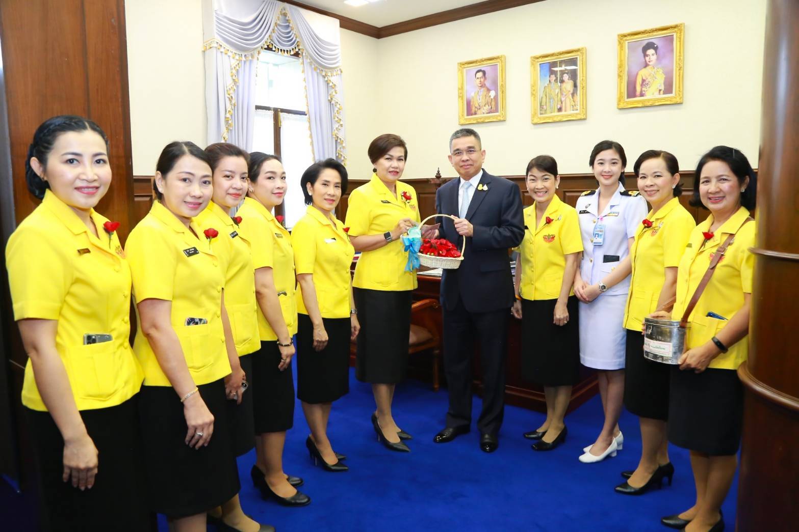 069 เมื่อวันที่ ๓๑ มกราคม ๒๕๖๓ นายกสมาคมภริยาฯ นำคณะกรรมการฯ จำหน่ายดอกป๊อบปี้ ภายในศาลาว่าการกล...