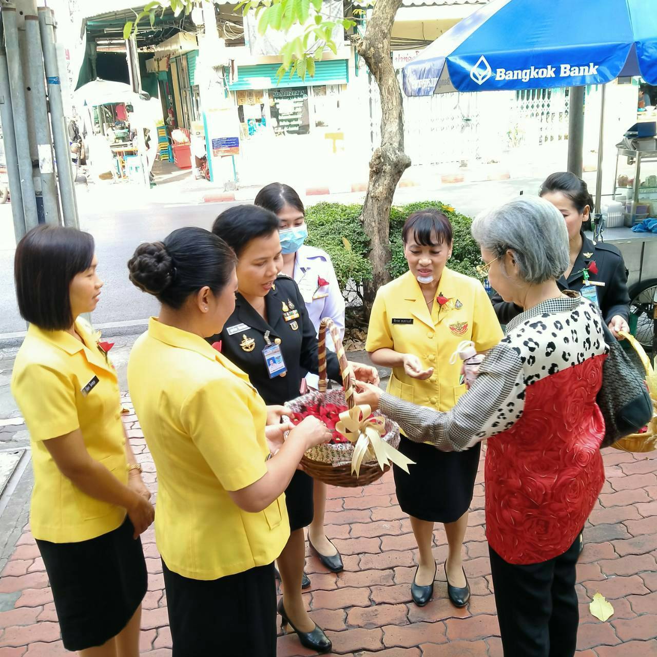 069 เมื่อวันที่ ๓๑ มกราคม ๒๕๖๓ นายกสมาคมภริยาฯ นำคณะกรรมการฯ จำหน่ายดอกป๊อบปี้ ภายในศาลาว่าการกลาโหม และแหล่งชุมชนรอบๆกระทรวงกลาโหม เพื่อนำรายได้ไปมอบให้มูลนิธิสงเคราะห์ครอบครัวทหารผ่านศึก นำไปช่วยเหลือทหารผ่านศึกและครอบครัว ตลอดจนสาธารณกุศลต่างๆ