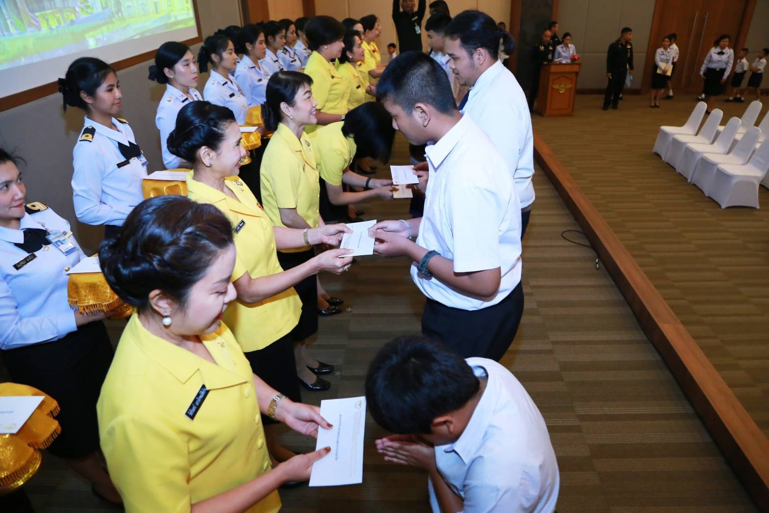 070 เมื่อวันที่ ๓๑ มกราคม ๒๕๖๓ นายกสมาคมภริยาฯ เป็นประธานในพิธีมอบทุนการศึกษา ประจำปี ๒๕๖๒ ของบุตรข้าราชการสำนักงานปลัดกระทรวงกลาโหม ณ ห้องสนามไชย ๒ อาคารอเนกประสงค์ สำนักงานปลัดกระทรวงกลาโหม (พื้นที่ศรีสมาน)