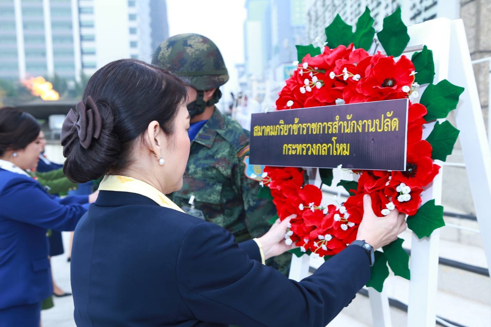 071 เมื่อวันที่ ๓ กุมภาพันธ์ ๒๕๖๓ คุณศิริรัตน์ นิลสมัย อุปนายกสมาคมภริยาฯ เป็นผู้แทนนายกสมาคมฯพร้อมด้วยคณะกรรมการสมาคมฯร่วมพิธีวางพวงมาลาเนื่องในวันทหารผ่านศึก ประจำปี ๒๕๖๓