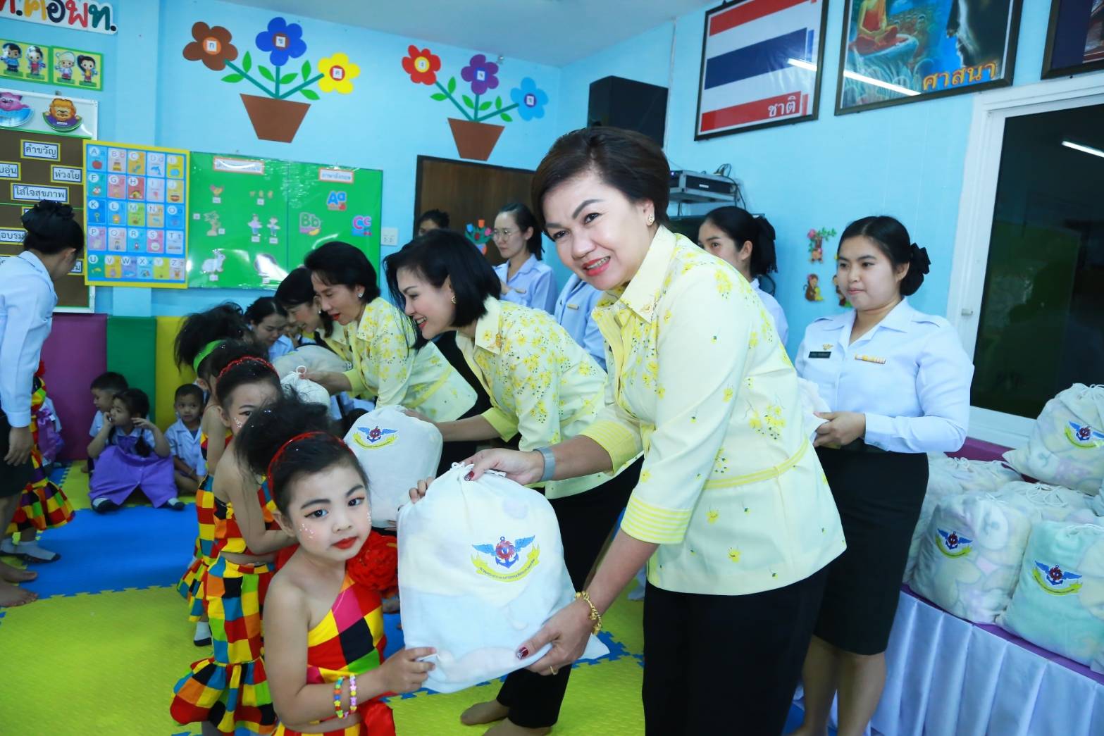 073 เมื่อวันที่ ๔-๗ กุมภาพันธ์ ๒๕๖๓ คุณรมิดา อินทรเจริญ นายกสมาคมภริยาฯ พร้อมด้วยคณะกรรมการฯ เดินทางไปตรวจเยี่ยมโครงการต่างๆ ของสมาคมฯ ณ ศูนย์พัฒนาปิโตรเลียมภาคเหนือ กรมการพลังงานทหาร ศูนย์การอุตสาหกรรมป้องกันประเทศและพลังงานทหาร อ.ฝาง จ.เชียงใหม่