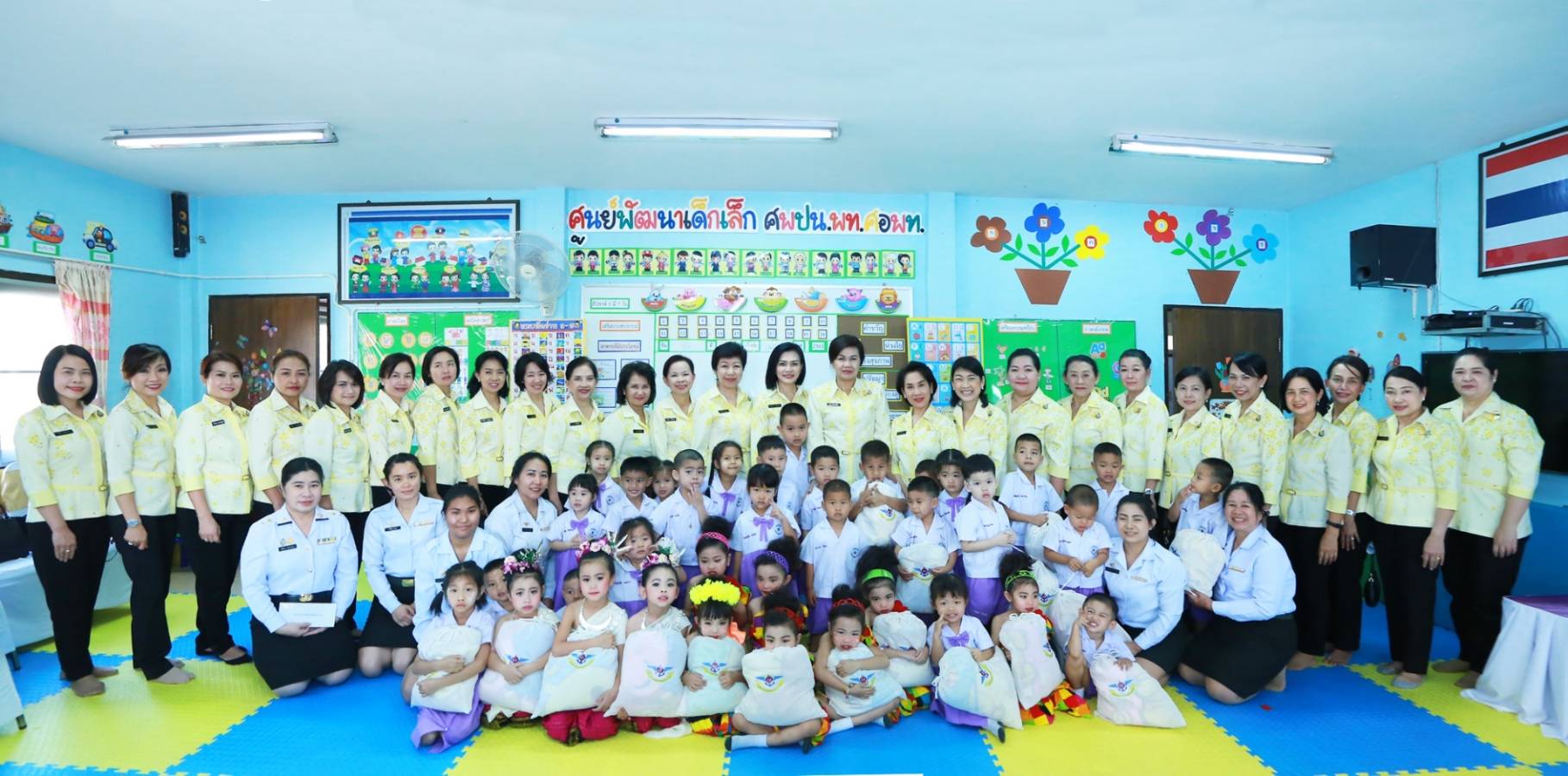 073 เมื่อวันที่ ๔-๗ กุมภาพันธ์ ๒๕๖๓ คุณรมิดา อินทรเจริญ นายกสมาคมภริยาฯ พร้อมด้วยคณะกรรมการฯ เดินทางไปตรวจเยี่ยมโครงการต่างๆ ของสมาคมฯ ณ ศูนย์พัฒนาปิโตรเลียมภาคเหนือ กรมการพลังงานทหาร ศูนย์การอุตสาหกรรมป้องกันประเทศและพลังงานทหาร อ.ฝาง จ.เชียงใหม่