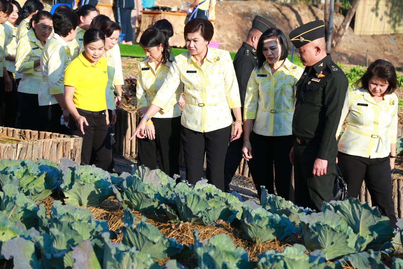 073 เมื่อวันที่ ๔-๗ กุมภาพันธ์ ๒๕๖๓ คุณรมิดา อินทรเจริญ นายกสมาคมภริยาฯ พร้อมด้วยคณะกรรมการฯ เดินทางไปตรวจเยี่ยมโครงการต่างๆ ของสมาคมฯ ณ ศูนย์พัฒนาปิโตรเลียมภาคเหนือ กรมการพลังงานทหาร ศูนย์การอุตสาหกรรมป้องกันประเทศและพลังงานทหาร อ.ฝาง จ.เชียงใหม่