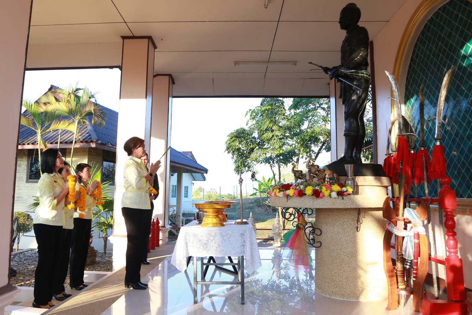 073 เมื่อวันที่ ๔-๗ กุมภาพันธ์ ๒๕๖๓ คุณรมิดา อินทรเจริญ นายกสมาคมภริยาฯ พร้อมด้วยคณะกรรมการฯ เดินทางไปตรวจเยี่ยมโครงการต่างๆ ของสมาคมฯ ณ ศูนย์พัฒนาปิโตรเลียมภาคเหนือ กรมการพลังงานทหาร ศูนย์การอุตสาหกรรมป้องกันประเทศและพลังงานทหาร อ.ฝาง จ.เชียงใหม่