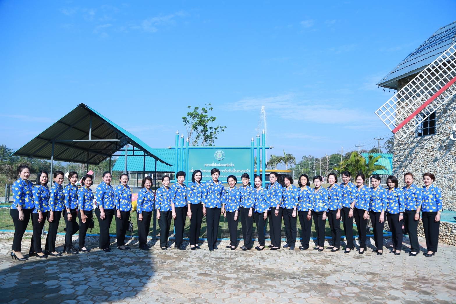 073 เมื่อวันที่ ๔-๗ กุมภาพันธ์ ๒๕๖๓ คุณรมิดา อินทรเจริญ นายกสมาคมภริยาฯ พร้อมด้วยคณะกรรมการฯ เดินทางไปตรวจเยี่ยมโครงการต่างๆ ของสมาคมฯ ณ ศูนย์พัฒนาปิโตรเลียมภาคเหนือ กรมการพลังงานทหาร ศูนย์การอุตสาหกรรมป้องกันประเทศและพลังงานทหาร อ.ฝาง จ.เชียงใหม่