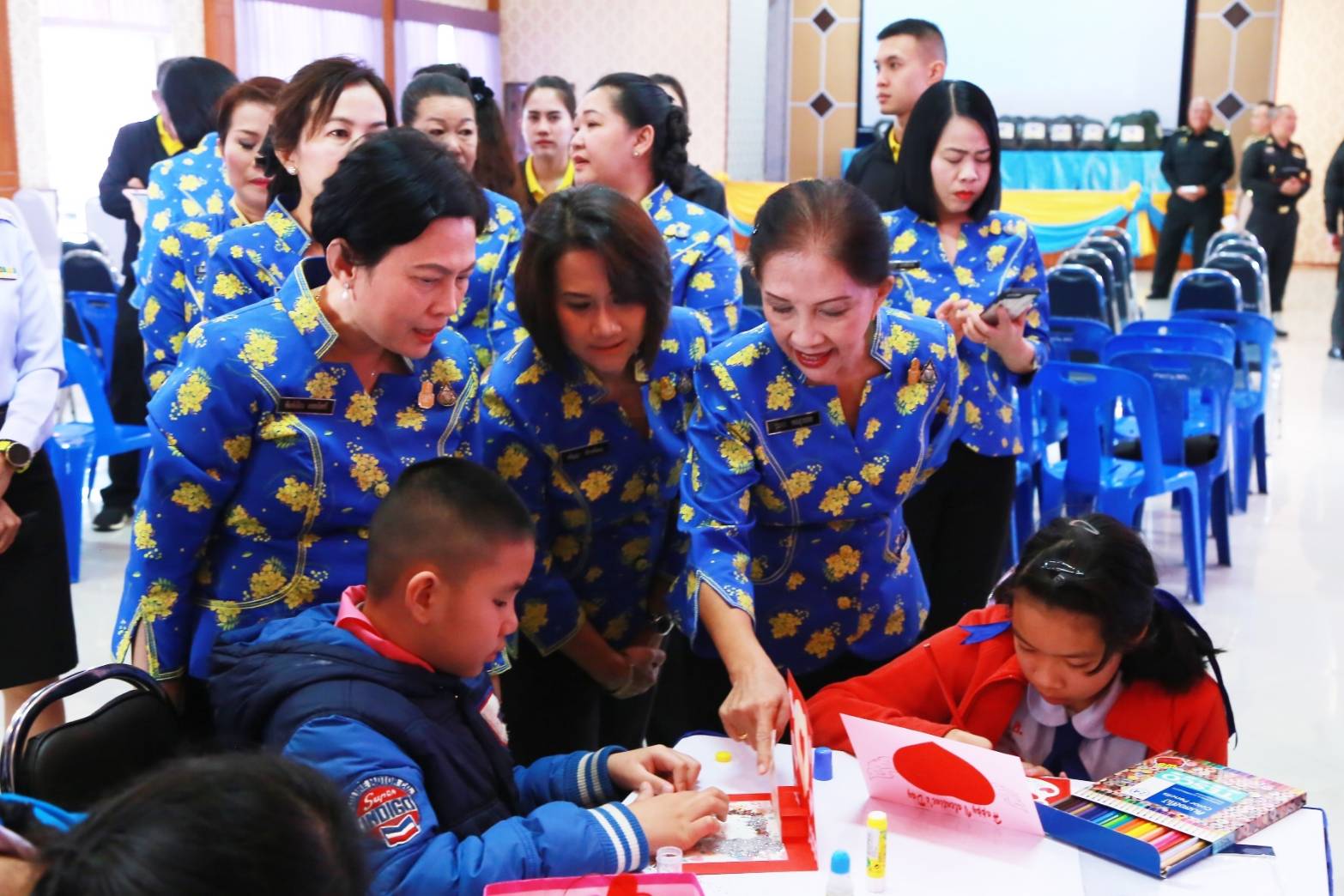 073 เมื่อวันที่ ๔-๗ กุมภาพันธ์ ๒๕๖๓ คุณรมิดา อินทรเจริญ นายกสมาคมภริยาฯ พร้อมด้วยคณะกรรมการฯ เดินทางไปตรวจเยี่ยมโครงการต่างๆ ของสมาคมฯ ณ ศูนย์พัฒนาปิโตรเลียมภาคเหนือ กรมการพลังงานทหาร ศูนย์การอุตสาหกรรมป้องกันประเทศและพลังงานทหาร อ.ฝาง จ.เชียงใหม่