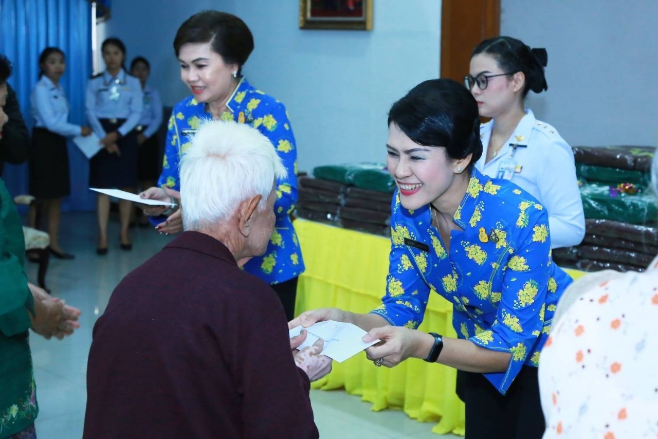 074 เมื่อวันที่ ๑๙- ๒๐ กุมภาพันธ์ ๒๕๖๓ นายกสมาคมภริยาฯ พร้อมด้วยคณะกรรมการฯ เดินทางไปตรวจเยี่ยมโครงการต่างๆ ของสมาคมฯ ณ ศูนย์อำนวยการสร้างอาวุธ ศูนย์การอุตสาหกรรมป้องกันประเทศและพลังงานทหาร จ.ลพบุรี และโรงงานวัตถุระเบิดทหาร กรมการอุตสาหกรรมทหาร ศูนย์การอุตสาหกรรมป้องกันประเทศและพลังงานทหาร จ.นครสวรรค์ ตามลำดับ