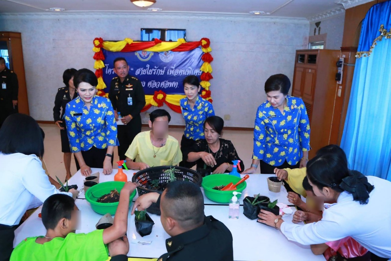 074 เมื่อวันที่ ๑๙- ๒๐ กุมภาพันธ์ ๒๕๖๓ นายกสมาคมภริยาฯ พร้อมด้วยคณะกรรมการฯ เดินทางไปตรวจเยี่ยมโครงการต่างๆ ของสมาคมฯ ณ ศูนย์อำนวยการสร้างอาวุธ ศูนย์การอุตสาหกรรมป้องกันประเทศและพลังงานทหาร จ.ลพบุรี และโรงงานวัตถุระเบิดทหาร กรมการอุตสาหกรรมทหาร ศูนย์การอุตสาหกรรมป้องกันประเทศและพลังงานทหาร จ.นครสวรรค์ ตามลำดับ