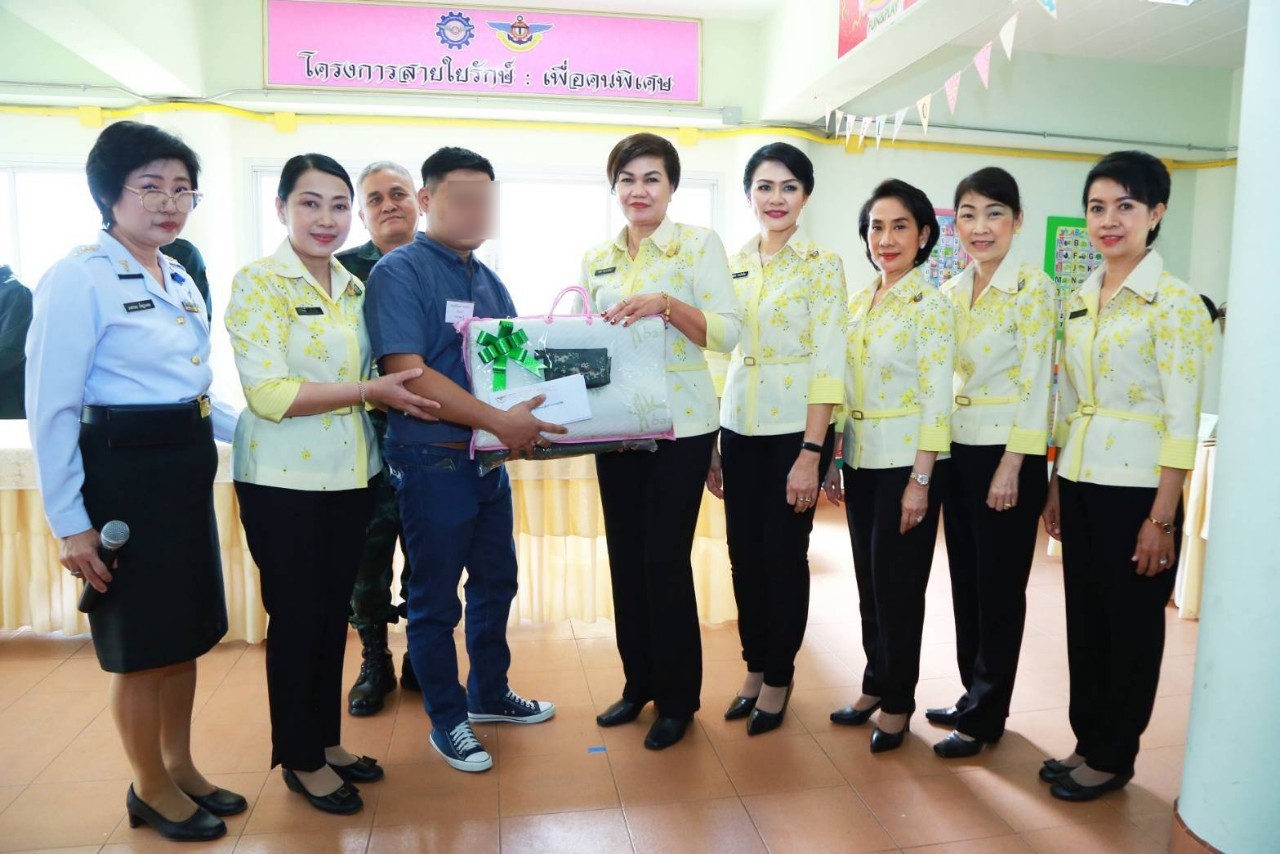 074 เมื่อวันที่ ๑๙- ๒๐ กุมภาพันธ์ ๒๕๖๓ นายกสมาคมภริยาฯ พร้อมด้วยคณะกรรมการฯ เดินทางไปตรวจเยี่ยมโครงการต่างๆ ของสมาคมฯ ณ ศูนย์อำนวยการสร้างอาวุธ ศูนย์การอุตสาหกรรมป้องกันประเทศและพลังงานทหาร จ.ลพบุรี และโรงงานวัตถุระเบิดทหาร กรมการอุตสาหกรรมทหาร ศูนย์การอุตสาหกรรมป้องกันประเทศและพลังงานทหาร จ.นครสวรรค์ ตามลำดับ