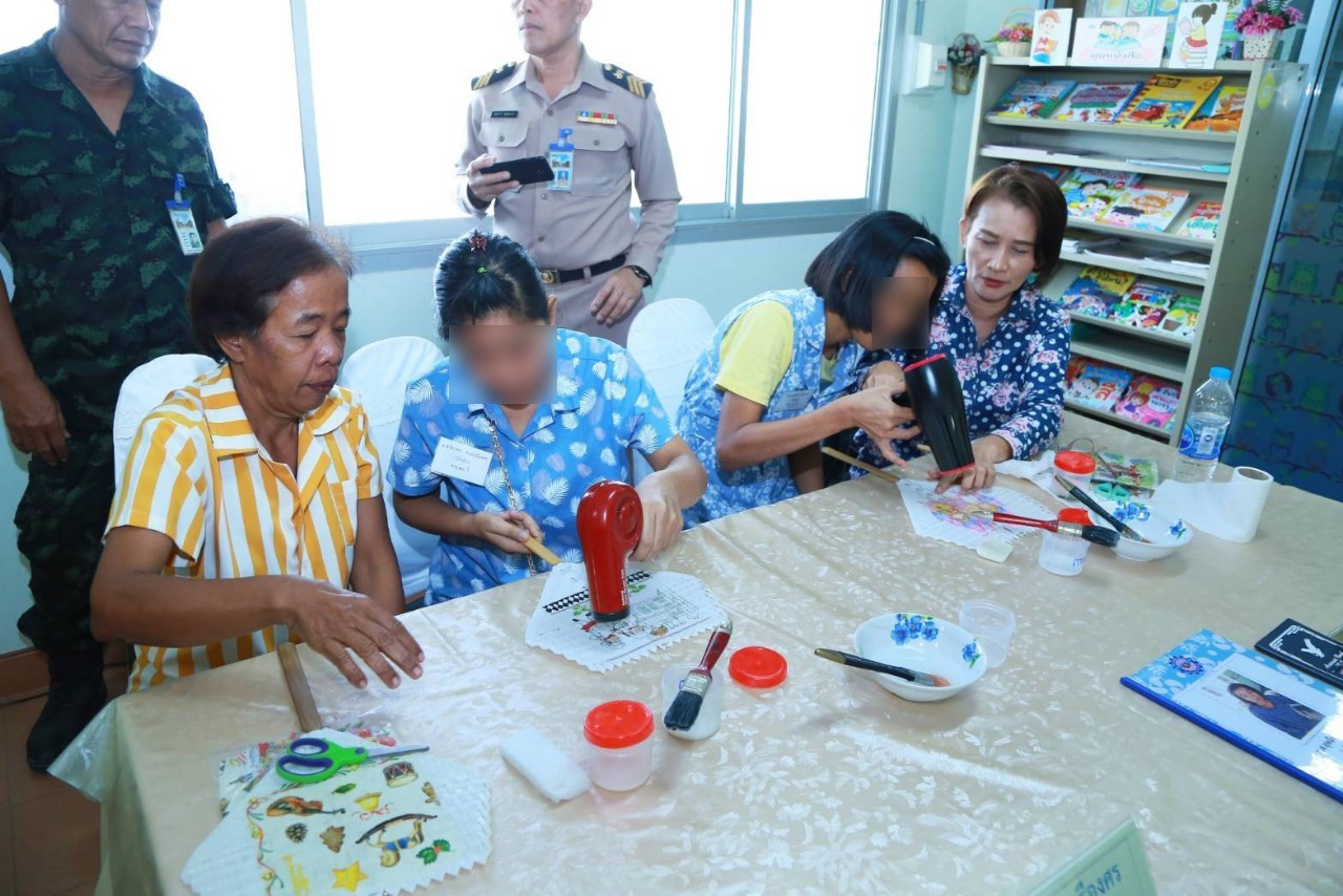 074 เมื่อวันที่ ๑๙- ๒๐ กุมภาพันธ์ ๒๕๖๓ นายกสมาคมภริยาฯ พร้อมด้วยคณะกรรมการฯ เดินทางไปตรวจเยี่ยมโครงการต่างๆ ของสมาคมฯ ณ ศูนย์อำนวยการสร้างอาวุธ ศูนย์การอุตสาหกรรมป้องกันประเทศและพลังงานทหาร จ.ลพบุรี และโรงงานวัตถุระเบิดทหาร กรมการอุตสาหกรรมทหาร ศูนย์การอุตสาหกรรมป้องกันประเทศและพลังงานทหาร จ.นครสวรรค์ ตามลำดับ
