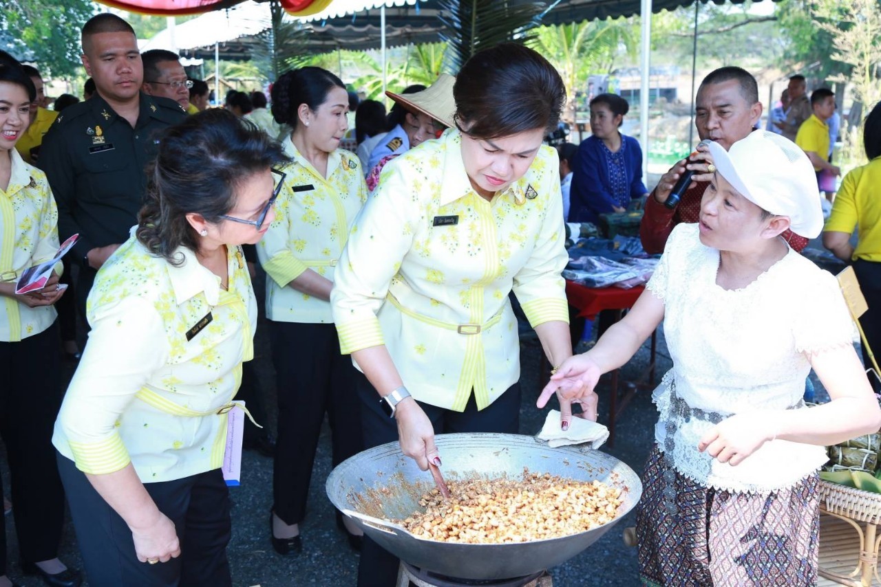 074 เมื่อวันที่ ๑๙- ๒๐ กุมภาพันธ์ ๒๕๖๓ นายกสมาคมภริยาฯ พร้อมด้วยคณะกรรมการฯ เดินทางไปตรวจเยี่ยมโครงการต่างๆ ของสมาคมฯ ณ ศูนย์อำนวยการสร้างอาวุธ ศูนย์การอุตสาหกรรมป้องกันประเทศและพลังงานทหาร จ.ลพบุรี และโรงงานวัตถุระเบิดทหาร กรมการอุตสาหกรรมทหาร ศูนย์การอุตสาหกรรมป้องกันประเทศและพลังงานทหาร จ.นครสวรรค์ ตามลำดับ