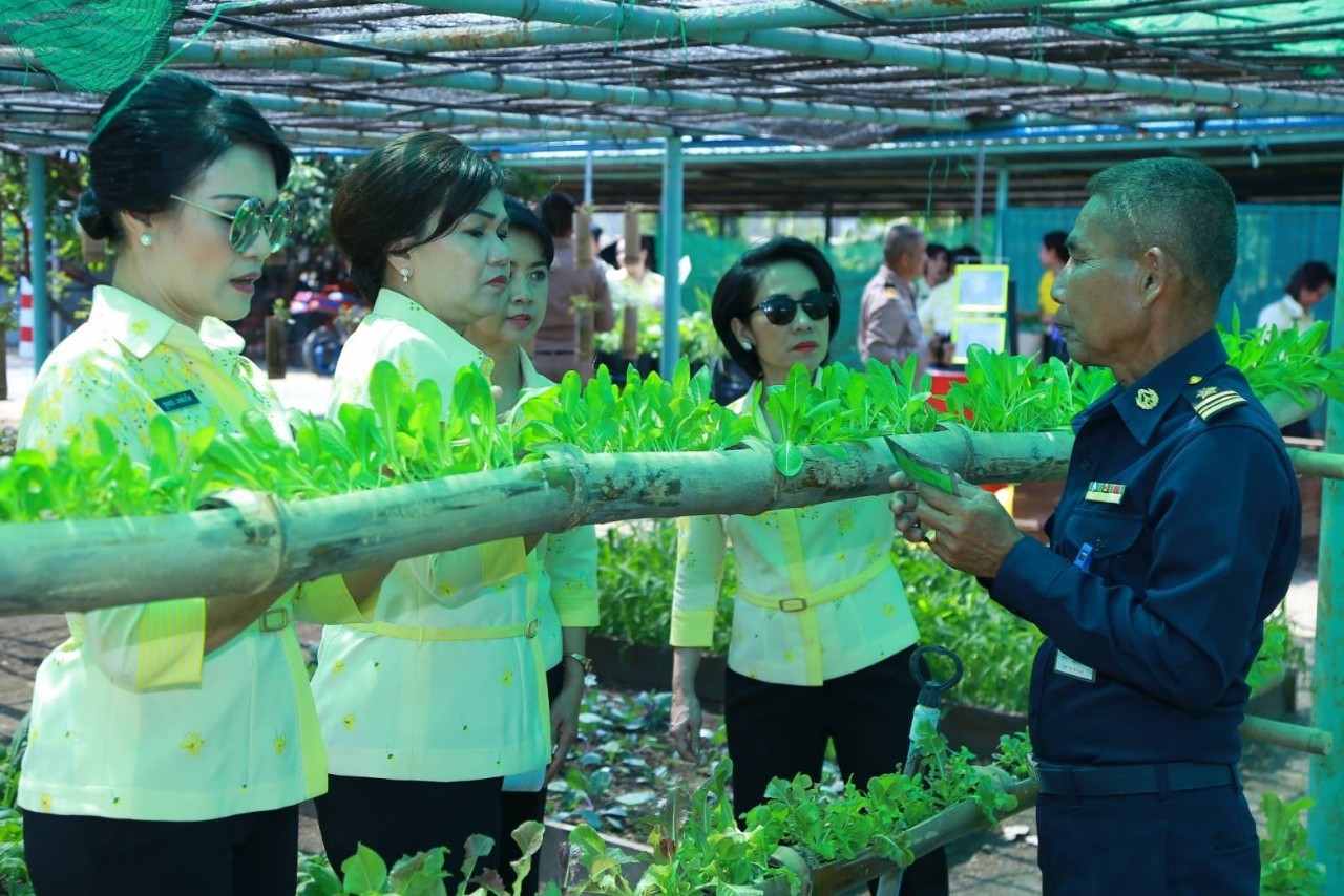 074 เมื่อวันที่ ๑๙- ๒๐ กุมภาพันธ์ ๒๕๖๓ นายกสมาคมภริยาฯ พร้อมด้วยคณะกรรมการฯ เดินทางไปตรวจเยี่ยมโครงการต่างๆ ของสมาคมฯ ณ ศูนย์อำนวยการสร้างอาวุธ ศูนย์การอุตสาหกรรมป้องกันประเทศและพลังงานทหาร จ.ลพบุรี และโรงงานวัตถุระเบิดทหาร กรมการอุตสาหกรรมทหาร ศูนย์การอุตสาหกรรมป้องกันประเทศและพลังงานทหาร จ.นครสวรรค์ ตามลำดับ