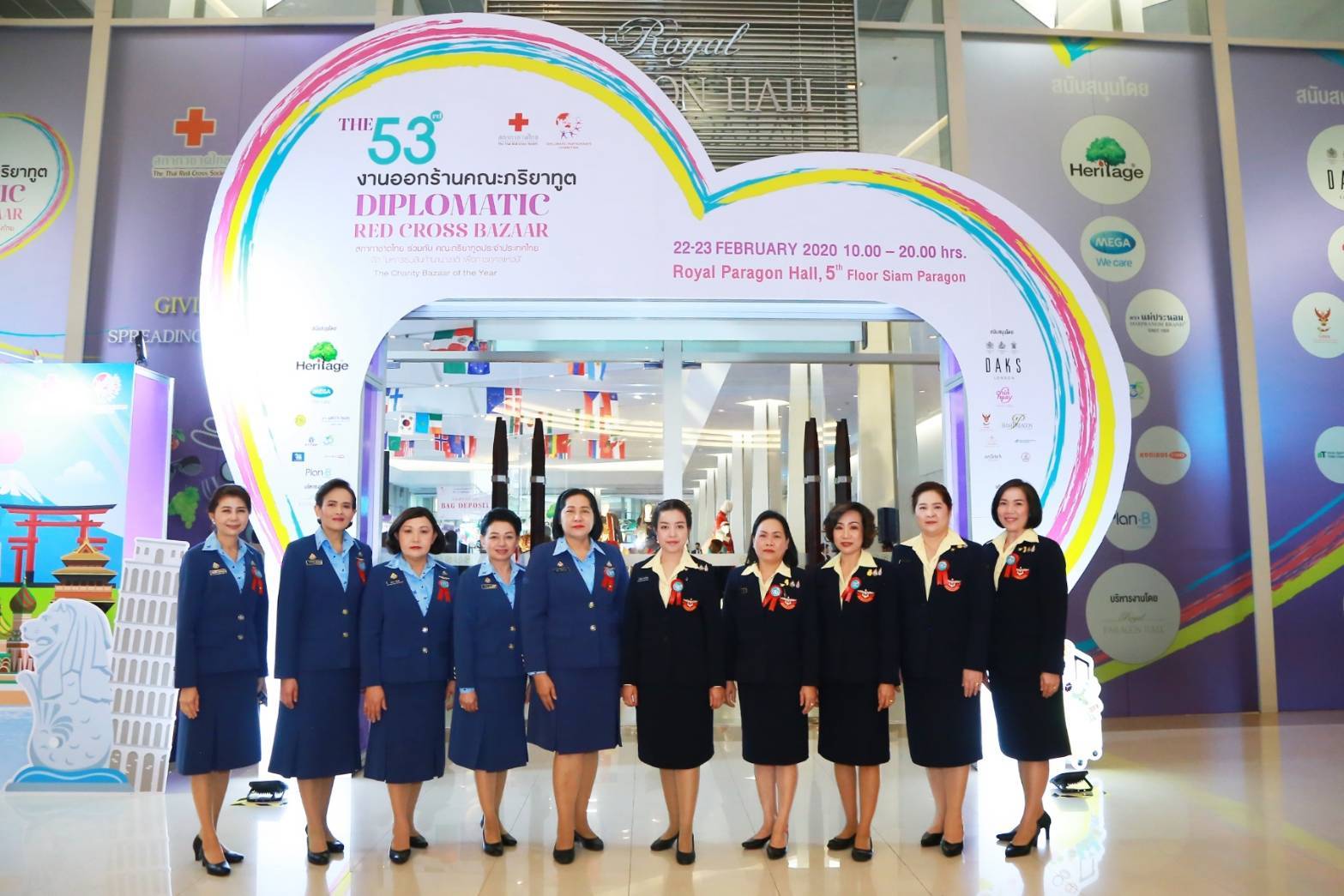 075 เมื่อวันที่ ๒๒ กุมภาพันธ์ ๒๕๖๓ คุณรัสรินทร์ เอกลักษณ์ชัยกิจ เป็นผู้แทนนายกสมาคมภริยาฯ พร้อมด้วยคณะกรรมการฯ ร่วมรับเสด็จ สมเด็จพระกนิษฐาธิราชเจ้า กรมสมเด็จพระเทพรัตนราชสุดาฯ สยามบรมราชกุมารี เสด็จพระราชดำเนินทรงเป็นประธานพิธีเปิดงานออกร้านคณะภริยาทูต ประจำปี ๒๕๖๓ ณ รอยัลพารากอนฮอลล์ ชั้น ๕ ศูนย์การค้าสยามพารากอน เขตปทุมวัน กรุงเทพฯ