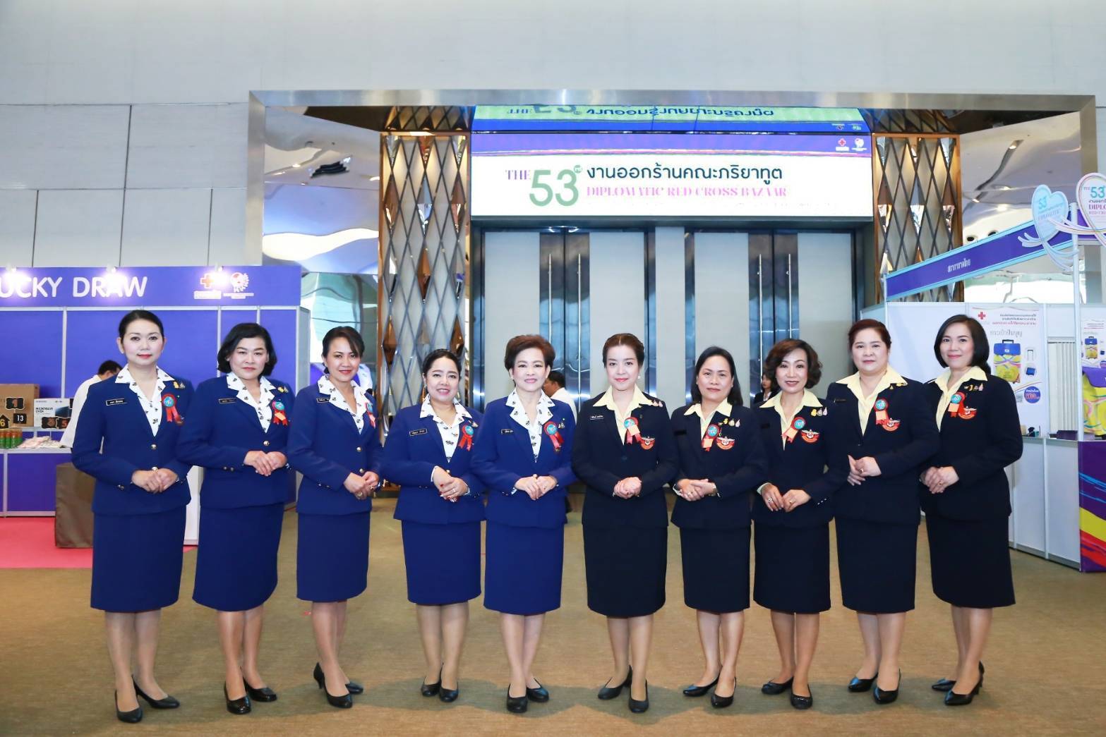 075 เมื่อวันที่ ๒๒ กุมภาพันธ์ ๒๕๖๓ คุณรัสรินทร์ เอกลักษณ์ชัยกิจ เป็นผู้แทนนายกสมาคมภริยาฯ พร้อมด้วยคณะกรรมการฯ ร่วมรับเสด็จ สมเด็จพระกนิษฐาธิราชเจ้า กรมสมเด็จพระเทพรัตนราชสุดาฯ สยามบรมราชกุมารี เสด็จพระราชดำเนินทรงเป็นประธานพิธีเปิดงานออกร้านคณะภริยาทูต ประจำปี ๒๕๖๓ ณ รอยัลพารากอนฮอลล์ ชั้น ๕ ศูนย์การค้าสยามพารากอน เขตปทุมวัน กรุงเทพฯ
