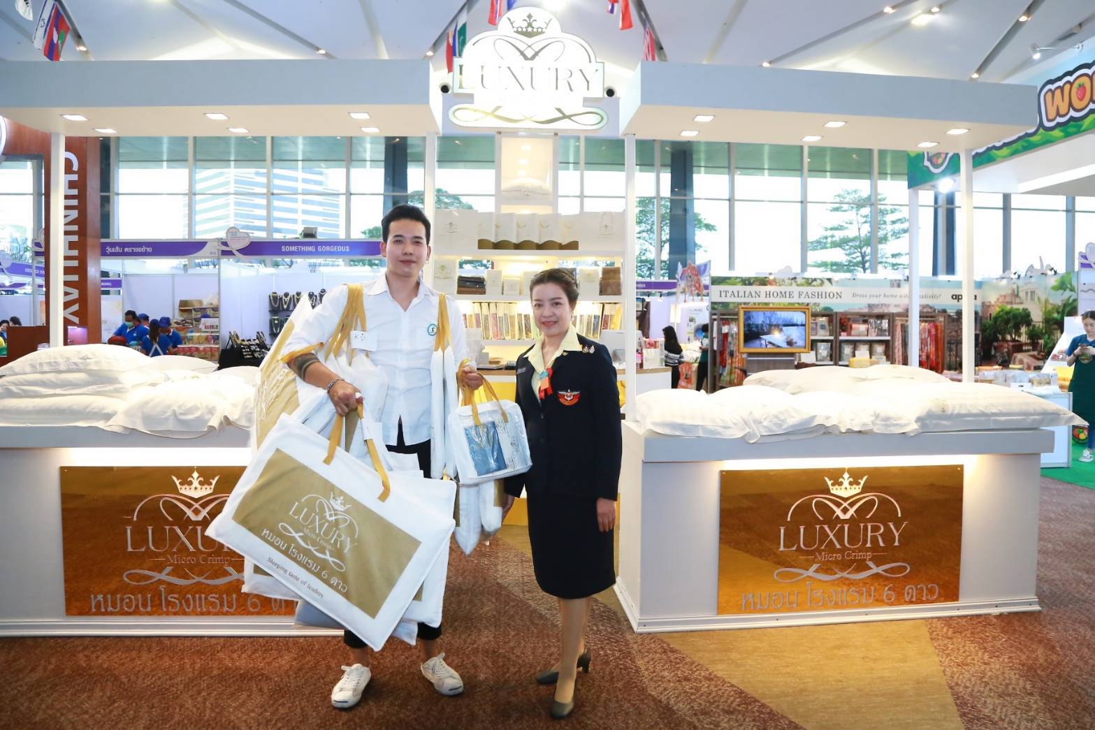 075 เมื่อวันที่ ๒๒ กุมภาพันธ์ ๒๕๖๓ คุณรัสรินทร์ เอกลักษณ์ชัยกิจ เป็นผู้แทนนายกสมาคมภริยาฯ พร้อมด้วยคณะกรรมการฯ ร่วมรับเสด็จ สมเด็จพระกนิษฐาธิราชเจ้า กรมสมเด็จพระเทพรัตนราชสุดาฯ สยามบรมราชกุมารี เสด็จพระราชดำเนินทรงเป็นประธานพิธีเปิดงานออกร้านคณะภริยาทูต ประจำปี ๒๕๖๓ ณ รอยัลพารากอนฮอลล์ ชั้น ๕ ศูนย์การค้าสยามพารากอน เขตปทุมวัน กรุงเทพฯ