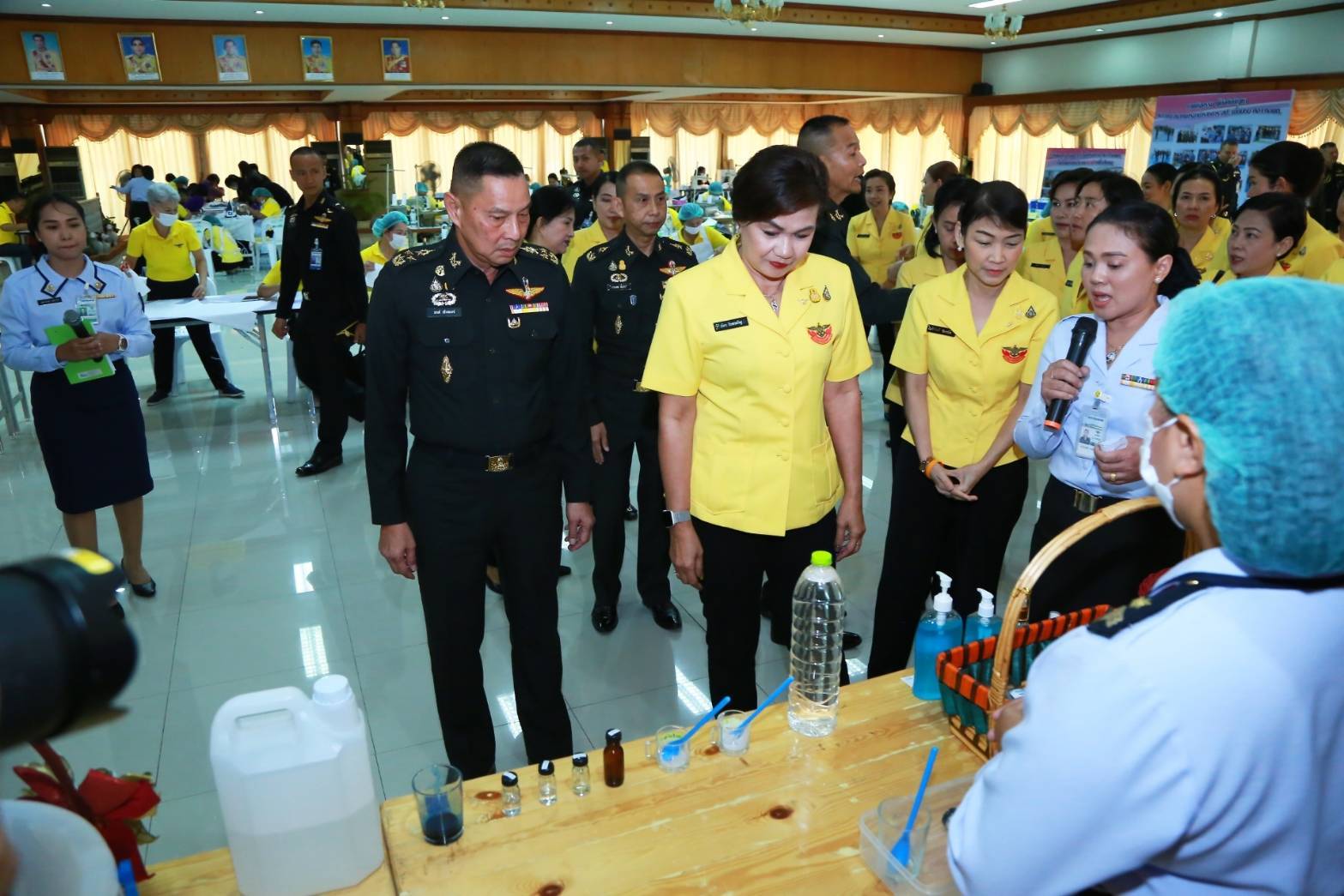 077 เมื่อวันที่ ๑๑ มีนาคม ๒๕๖๓ นายกสมาคมภริยาฯ พร้อมด้วยคณะกรรมการฯ ร่วมกิจกรรมจัดทำหน้ากากอนามัยจากผ้า และเจลล้างมือ เพื่อแจกจ่ายฯ ณ ศูนย์อำนวยการสร้างอาวุธ ศูนย์การอุตสาหกรรมป้องกันประเทศและพลังงานทหาร จ.ลพบุรี