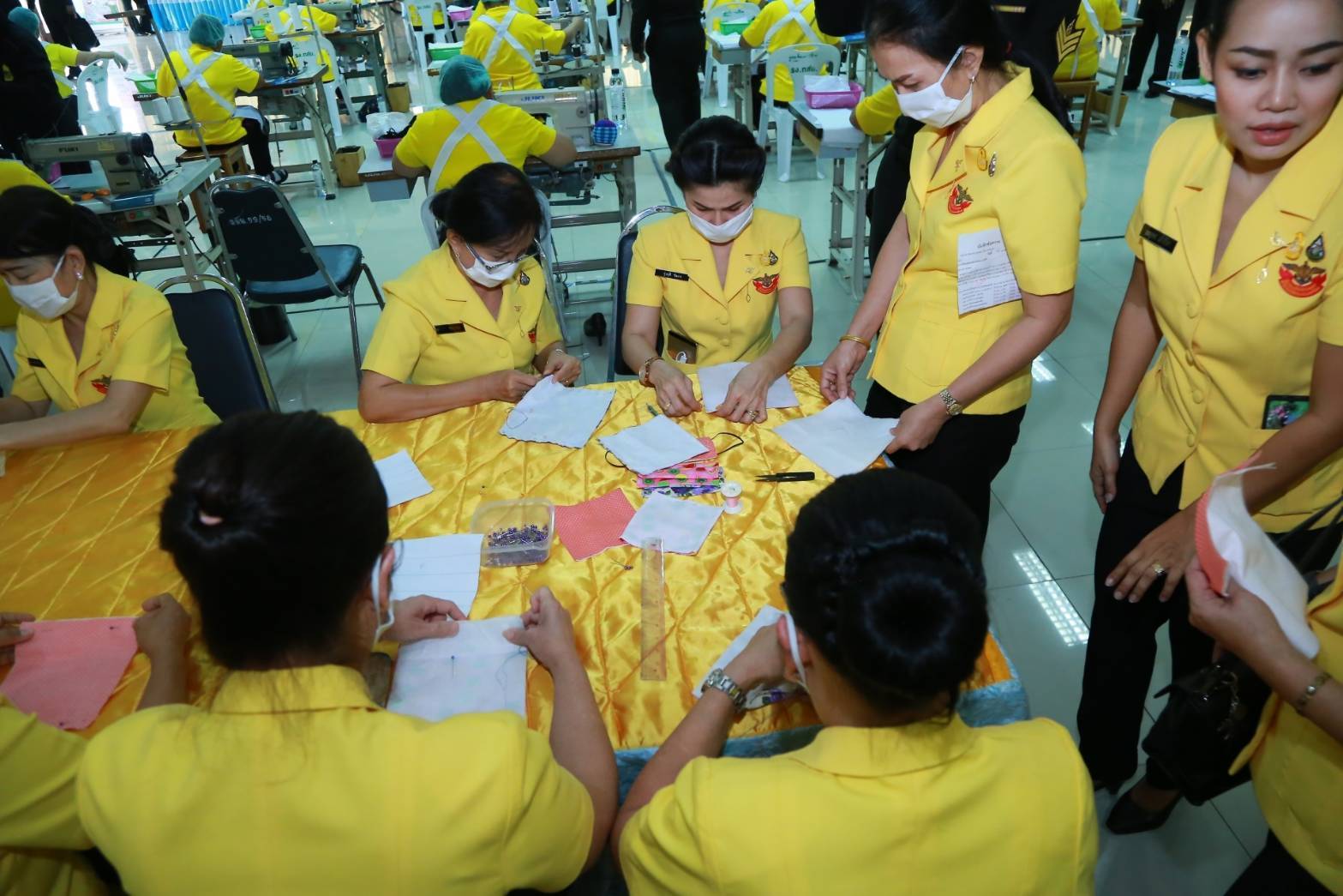 077 เมื่อวันที่ ๑๑ มีนาคม ๒๕๖๓ นายกสมาคมภริยาฯ พร้อมด้วยคณะกรรมการฯ ร่วมกิจกรรมจัดทำหน้ากากอนามัยจากผ้า และเจลล้างมือ เพื่อแจกจ่ายฯ ณ ศูนย์อำนวยการสร้างอาวุธ ศูนย์การอุตสาหกรรมป้องกันประเทศและพลังงานทหาร จ.ลพบุรี