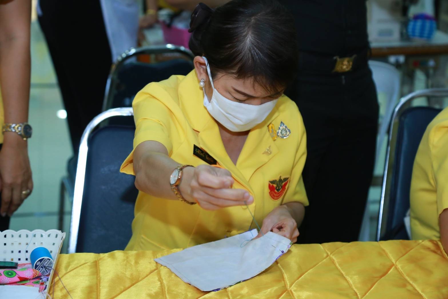 077 เมื่อวันที่ ๑๑ มีนาคม ๒๕๖๓ นายกสมาคมภริยาฯ พร้อมด้วยคณะกรรมการฯ ร่วมกิจกรรมจัดทำหน้ากากอนามัยจากผ้า และเจลล้างมือ เพื่อแจกจ่ายฯ ณ ศูนย์อำนวยการสร้างอาวุธ ศูนย์การอุตสาหกรรมป้องกันประเทศและพลังงานทหาร จ.ลพบุรี