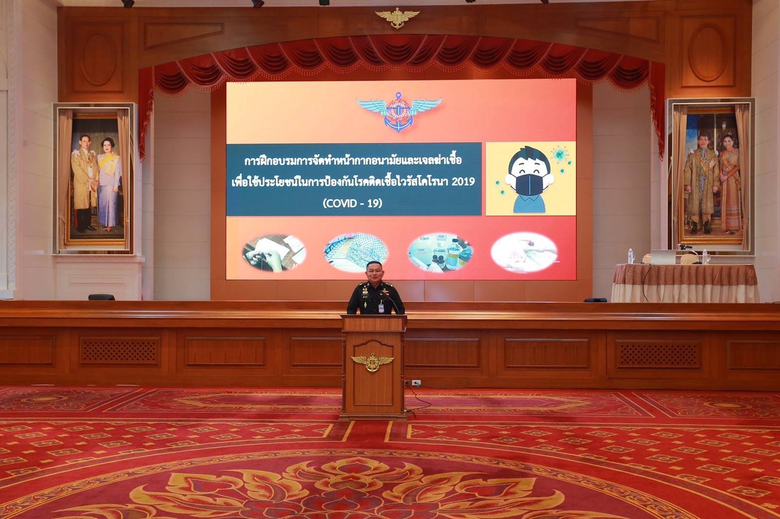 078 เมื่อวันที่ ๑๑ มีนาคม ๒๕๖๓ คุณพุทธรักษา โรจน์พิมพ์พันธุ์ เป็นผู้แทนนายกสมาคมภริยาฯ พร้อมด้วยคณะกรรมการฯ ร่วมกิจกรรมการฝึกอบรมจัดทำหน้ากากอนามัยจากผ้าและเจลล้างมือ ณ ห้องพินิตประชานาถ ในศาลาว่าการกลาโหม กรุงเทพฯ
