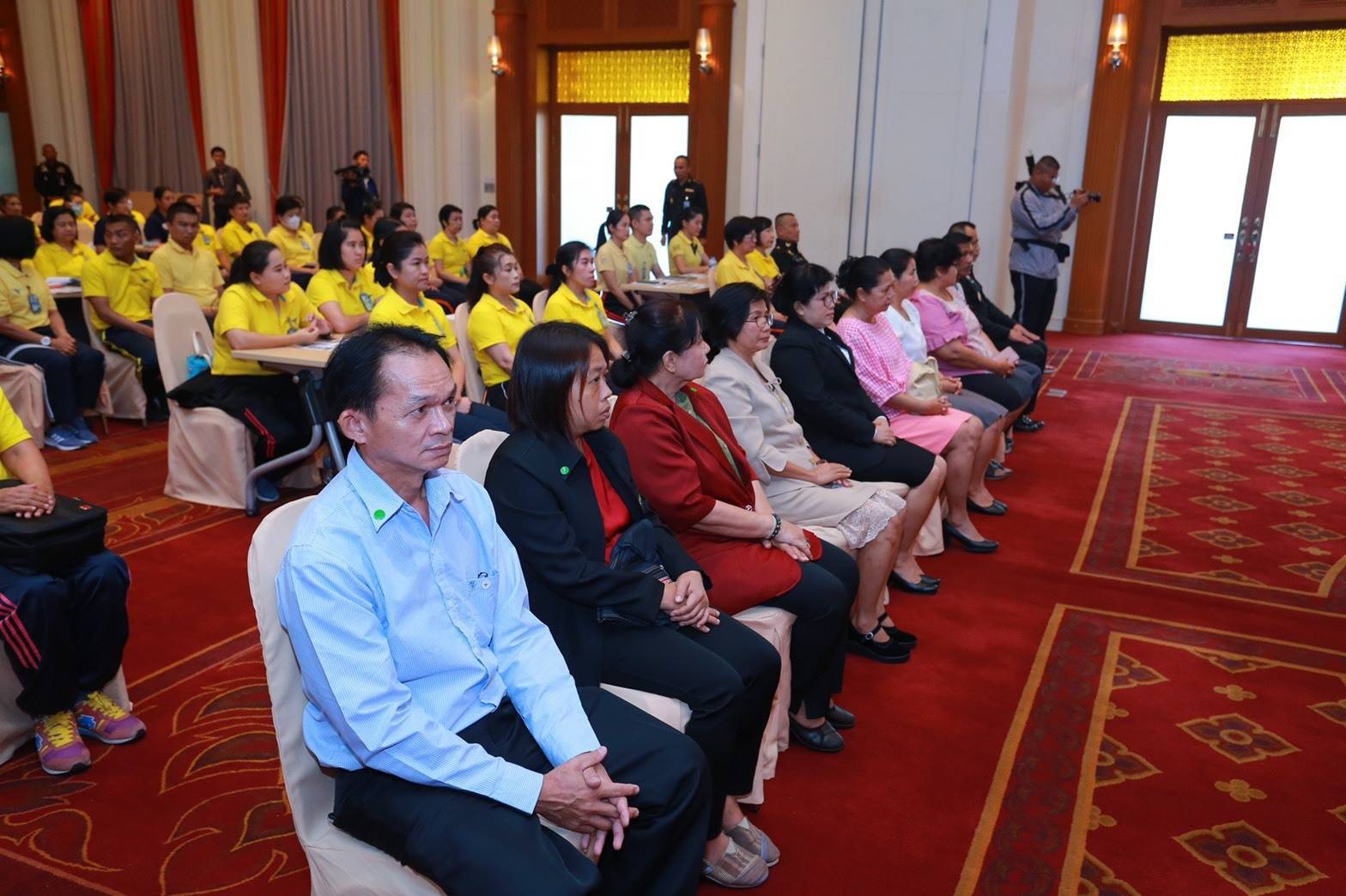 078 เมื่อวันที่ ๑๑ มีนาคม ๒๕๖๓ คุณพุทธรักษา โรจน์พิมพ์พันธุ์ เป็นผู้แทนนายกสมาคมภริยาฯ พร้อมด้วยคณะกรรมการฯ ร่วมกิจกรรมการฝึกอบรมจัดทำหน้ากากอนามัยจากผ้าและเจลล้างมือ ณ ห้องพินิตประชานาถ ในศาลาว่าการกลาโหม กรุงเทพฯ